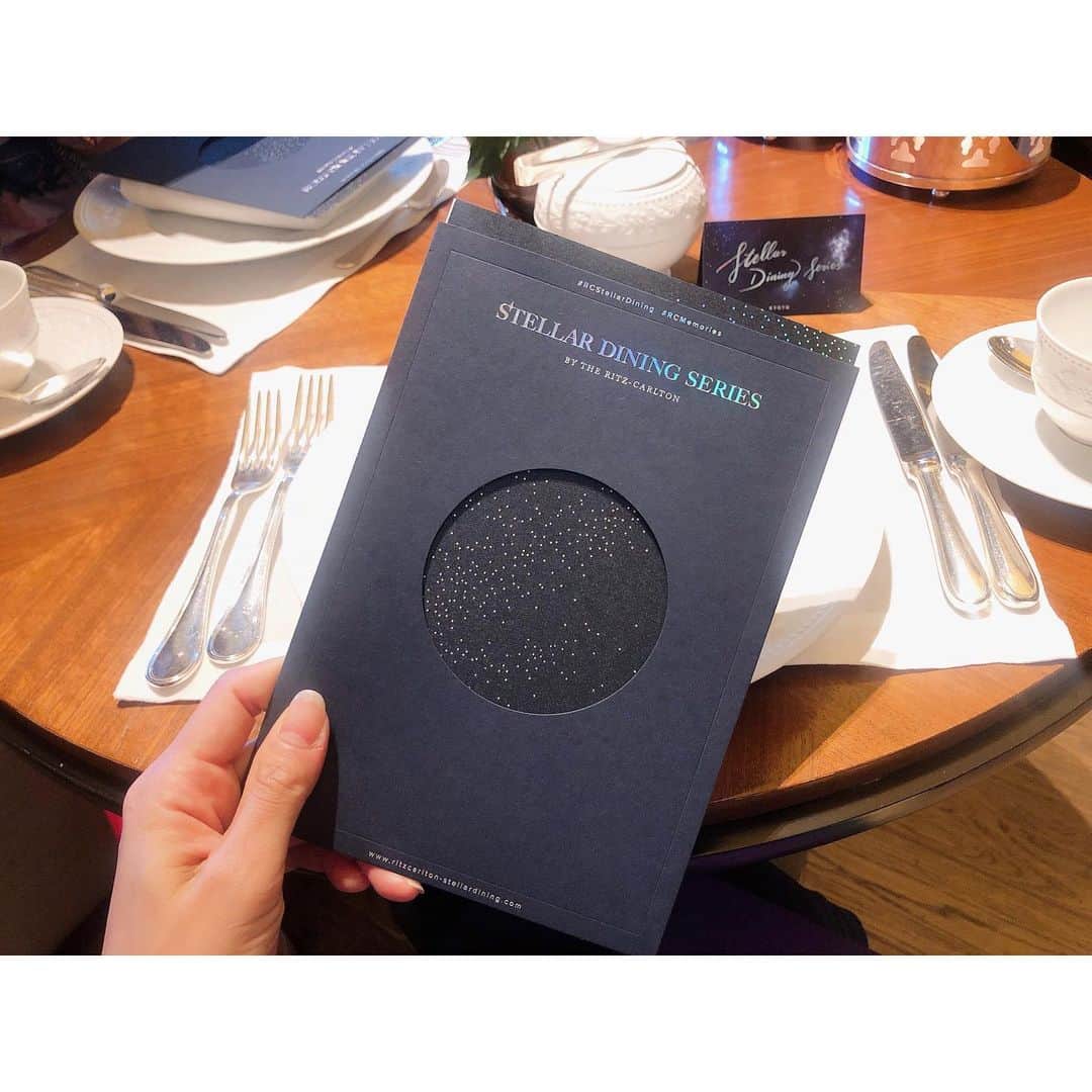 田尻夏樹（なつきんぐ）さんのインスタグラム写真 - (田尻夏樹（なつきんぐ）Instagram)「リッツカールトン京都で開催されていた stellar dining seriesのアフタヌーンティーをしょうこと一緒にしてきました☕️ . . 星空をイメージした店内の装飾と お料理に心ときめく時間を過ごせました✨ . . お料理はとっても美味しかったです💕 大好きなピエール・エルメ・パリのケーキなのも嬉しかった😍❤️ 中でもブルーのケーキ フロコン デトワール アンフィニマンヴァニーユが最高に好き！！ . . 幸せな時間でした💕 . . . #女子会 #贅沢女子会 #リッツカールトン京都 #stellardiningseries #rcstellardining #rcmemories」9月20日 11時33分 - tajiri_natsuki