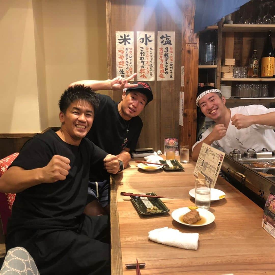 長谷川穂積さんのインスタグラム写真 - (長谷川穂積Instagram)「武井壮さんと竜也のおにぎり竜へ この方のパワフルぶりはまさに百獣の王 頭の回転は百勉の王 おれは尻軽男  なんでやねん 壮さん、ご馳走さまでした 竜也にもありがとうございます #武井壮 さん #山中竜也 #おにぎり竜 #長谷川穂積」9月20日 11時32分 - hozumi_hasegawa