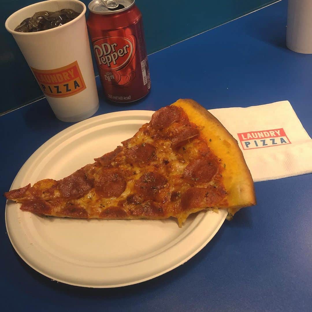 のインスタグラム：「撮影地でよく使われる#lundrypizza 🍕 . 安定のペパロニピザにしたよ！ 1スライスで普通に大きい、、 お腹いっぱいになりました😏 . . 江南駅から徒歩8分 シンノンヒョン駅から3分 . . #pizza #korea #kpop #doctorpepper #江南 #江南グルメ #シンノンヒョン #맛집 #강남 #신논현맛집 #피자 #좋아요반사 #런드리피자」