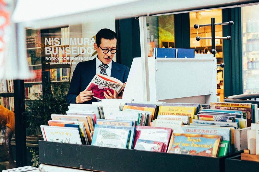 のインスタグラム：「読書の秋 #岩井ジョニ男 #iwaijonio #jonioIwai #ジョニスタグラム #jonistagram #イワイガワ #iwaigawa #浅井企画 #asaikikaku #幻の哀愁おじさん  #本屋 #bookstore  #本 #book  #読書 #reading  #読書の秋 #サラリーマン #whitecollarwork  #東京 #tokyo #自由が丘 #jiyuugaoka  #岩井眼鏡店 @iwaimeganeten  #ヴィンテージスーツ @vintage_gentry  #instagram  #instagood  #model #cool #cooljapan」