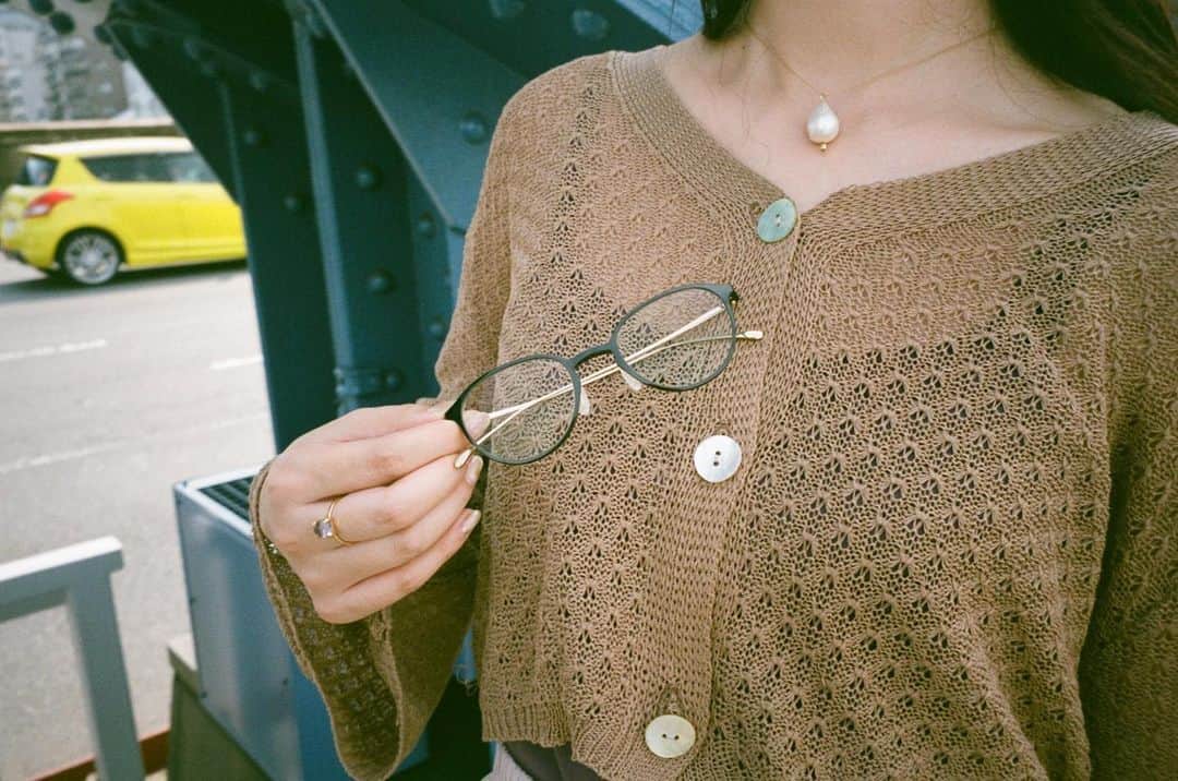 Zoff Officialのインスタグラム：「AUTUMN CLASSIC / ZJ191027_14E1 クラシカルなデザインもさることながら、軽量素材を使用した機能性の高い１本。長時間使用しても疲れにくいので、仕事や勉強にもオススメです。#Zoff #FASHION #eyewearstyle #メガネ #Zoffコーデ」