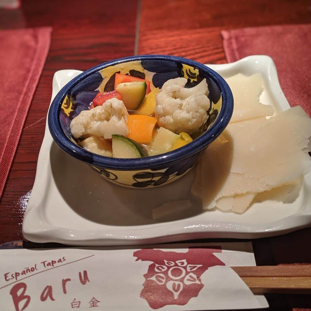 大見さなえさんのインスタグラム写真 - (大見さなえInstagram)「イカ墨のパエーリャ😋🥘﻿ 『白金Baru』﻿ 渡部さんグルメ本掲載店📕﻿ ﻿ バル餃子、桃とブラータチーズのカプレーゼ🍑🧀﻿ パエリアも他のお料理も少しずつつまめる量になってるから﻿ 女の子2人とかでも品数頼みやすいのが嬉しい(*´꒳`*)﻿ ﻿ #白金baru #バル #白金グルメ #めぐログ_白金﻿ #パエリア #パエーリャ #スペイン #スペイン料理﻿ #イカ #イカ墨パエリア #渡部さんグルメ本掲載店」9月20日 11時48分 - tabe_megumi