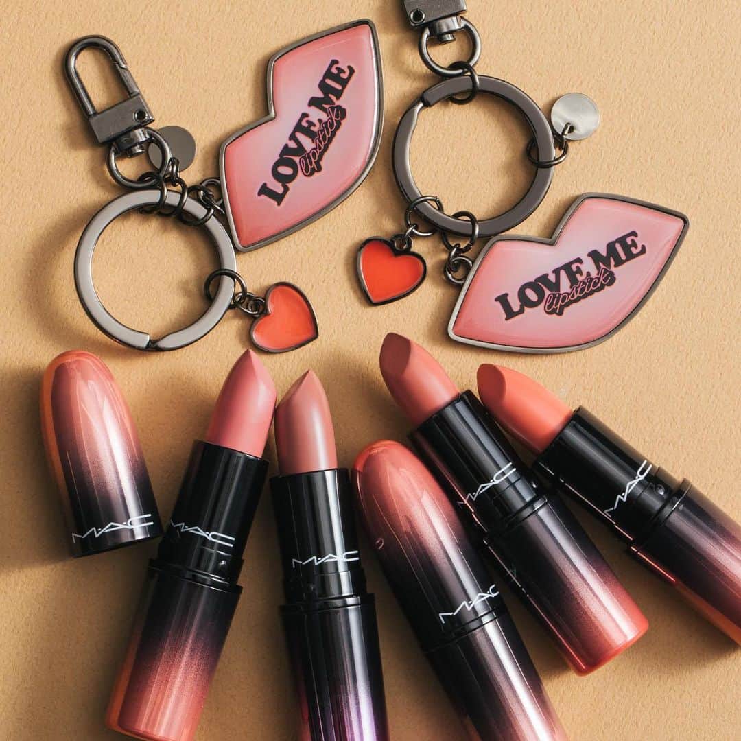 M∙A∙C Cosmetics Japanのインスタグラム：「⠀ IZ*ONEがまとうM·A·CのLOVE ME LIPSTICK #MACXIZONE ⠀ 期間中LOVE ME LIPSTICK(全24色対象)を含む税込6,480円以上(10/1（火）～税込6,600円以上) をお買いあげの方に製品パッケージからインスパイアされたLOVE MEキーチェーンをプレゼント致します。 ⠀ *なくなり次第終了となります *お1人様1会計につき1個までとなります *全部で3色展開ですが、色はお選び頂けません ⠀ ⠀ ⠀ ⠀ ⠀ #MACCosmeticsJapan #MACコスメ #MACCosmetics #MAC #MACLoveMe #MACラブミー #MACリップ #IZONE #アイズワン #아이즈원 #リップ #キャンペーン #NYLONJAPAN #NYLONJP」