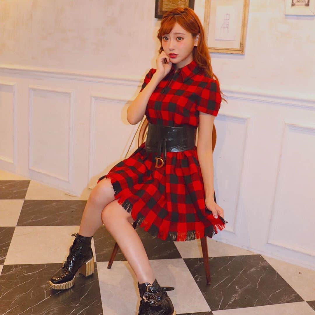 明日花キララのインスタグラム：「秋だね🐈🌾❤︎ 髪の毛も伸びました。 . ALL @dior 👗👢🧳」