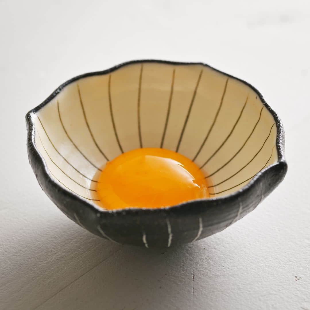 Komerco-コメルコ-さんのインスタグラム写真 - (Komerco-コメルコ-Instagram)「. 白と黒を貴重としたシンプルモダンなデザインが印象的な #文五郎窯 の #蓮華皿 。 和食・洋食のどちらも相性抜群なうつわです。 深さもあり、平皿と鉢の中間のような形なので、汁気のある煮物を盛り付けるのにもぴったり✨ . また、このうつわを作陶されている文五郎窯さんも焼き物の街・滋賀県信楽で明日から開催される「信楽セラミック・アート・マーケット」にも出展されます！ ぜひ足を運んでみてくださいね。 . ------------------------------- 奥田章（文五郎窯）／蓮華皿 . ▷こちらの作品はKomercoアプリでクリエイターから直接ご購入いただけます。 アプリ内「さがす」で「奥田章」と検索してください🔎 . ▷iOS版Appダウンロードはプロフィールリンクから📲 @komerco_official ------------------------------- . #komerco #cookpad #komercoごはん #コメルコ #料理をもっと楽しく #いつものいただきますを楽しく #おうちごはん#おうちごはんlover #instafood#foodpic #cookinglove #手しごと #奥田章 #文五郎窯 #滋賀 #信楽 #一点物 #蓮華皿 #ceramics #信楽焼 #信楽セラミックアートマーケット #陶器市 #うつわ好きと繋がりたい #つくね #鶏つくね #作り置き #作り置きおかず」9月20日 11時54分 - komerco_official