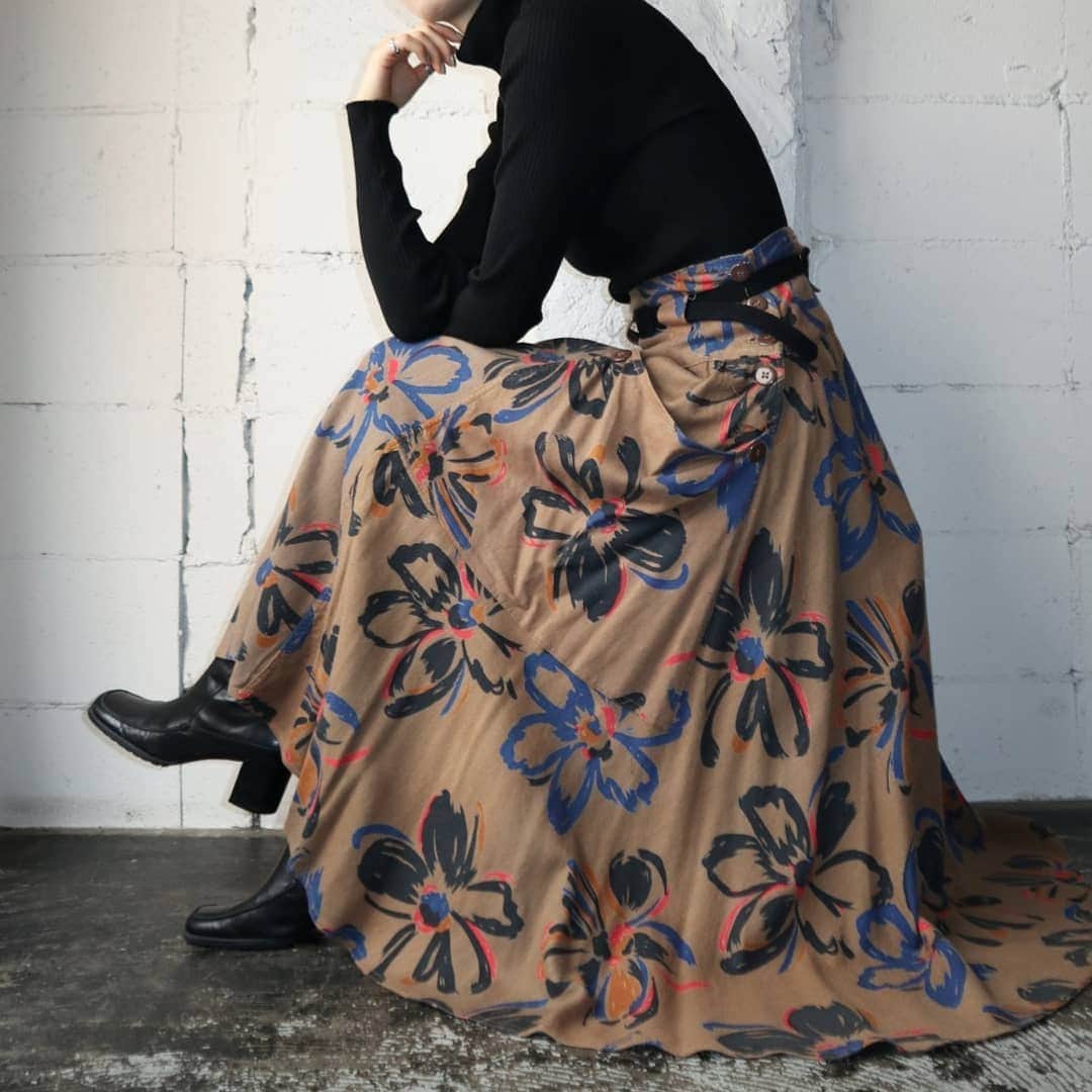 吉祥寺 古着屋 Orfeoのインスタグラム：「Flower Pattern Flared Skirt  #orfeo #kichijoji #tokyo #vintage #used #fashion #coordinate #outfit #オルフェオ #吉祥寺 #東京 #古着 #古着屋 #ヴィンテージ #ユーズド #ファッション #コーディネート  掲載商品のお問い合わせはメールにて承っております。コメント、DMでのお問い合わせは受け付けておりませんのでご了承ください。」