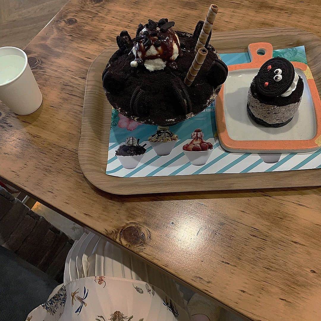 前田亜美のインスタグラム：「. . これも結構前の🍧. . オレオかき氷。初めて食べたけどめちゃくちゃ好みだった。意外と甘くない。横の可愛いのはケーキ。. . . . #かき氷 #夏終わるね #新大久保  #なんだか映えそうなもの #食べたことなくて #食べてみた  #パンケーキ より #餃子派」