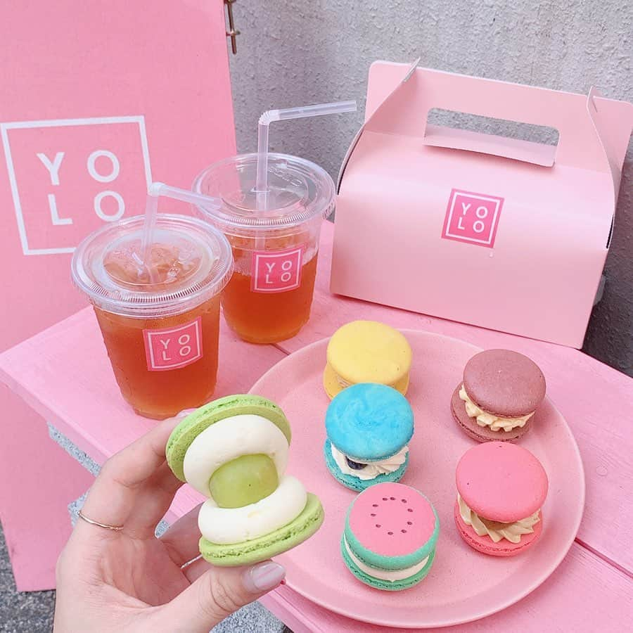 エリンコさんのインスタグラム写真 - (エリンコInstagram)「💒 . 🎀YOLO Tokyo cafe&deserts🎀 . 可愛いマカロン屋さん😍💕 学芸大学駅から徒歩5分のお店💝 . 季節によって置いてるマカロンも違うの❣️ . 見た目も可愛いけど味も美味しかったー💗 . #学芸大学 #学芸大学カフェ #マカロン #pink #ピンク #カフェ好き 東京カフェ #yolo #yolotokyo #macaron #cafe #tokyocafe #えりんこカフェ巡り」9月20日 12時02分 - erinko0315