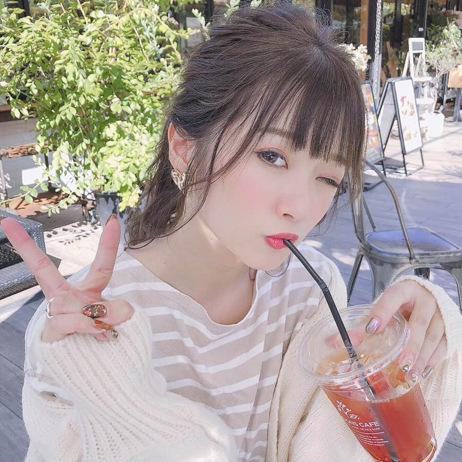 伊藤りかさんのインスタグラム写真 - (伊藤りかInstagram)「． ぱっつん前髪とポニーテールの相性抜群◌ ベージュのボーダーロンTに @fifth_store の 白カーディガンを着回して女の子っぽコーデに💐 (全身写真も撮ったから今度載せるね〜！) * 秋服が可愛すぎて毎日ネットサーフィン🧥🌿 * 秋服も綺麗に着こなすために #マジカルシェリー @majicalsherry_lme ◌ ウエスト、ヒップ、太ももが 履いた瞬間キュッと引き締められる👼🏻 シルエットが綺麗に見えるからやめれない✌︎ 骨盤矯正が本来の目的なんやけど 私は引き締め効果の方を感じてまーす🍂 (これは、太ももまでの長さだよ〜！) * #女の子 #ベージュカラー #ぱっつん前髪 #休日デート #休日の過ごし方  #可愛い #ミディアム #ミディアムヘア #ミディアムボブ #オン眉 #前髪 #前髪カット #外国人風カラー #秋コーデ #ボーダー #秋 #ベージュ #アッシュベージュ #ボーダートップス #fashion #hair #make #makeup #ootd #伊藤りか #snsクリエイター」9月20日 12時10分 - rrrika.i