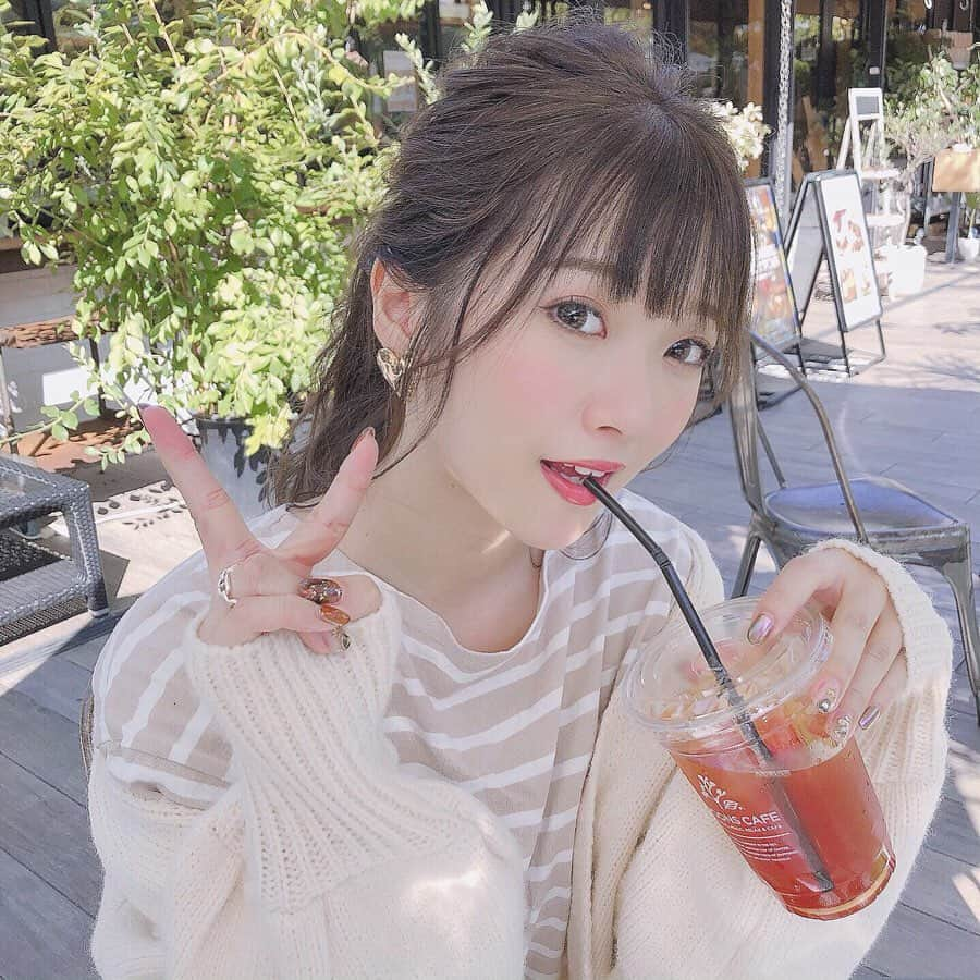 伊藤りかさんのインスタグラム写真 - (伊藤りかInstagram)「． ぱっつん前髪とポニーテールの相性抜群◌ ベージュのボーダーロンTに @fifth_store の 白カーディガンを着回して女の子っぽコーデに💐 (全身写真も撮ったから今度載せるね〜！) * 秋服が可愛すぎて毎日ネットサーフィン🧥🌿 * 秋服も綺麗に着こなすために #マジカルシェリー @majicalsherry_lme ◌ ウエスト、ヒップ、太ももが 履いた瞬間キュッと引き締められる👼🏻 シルエットが綺麗に見えるからやめれない✌︎ 骨盤矯正が本来の目的なんやけど 私は引き締め効果の方を感じてまーす🍂 (これは、太ももまでの長さだよ〜！) * #女の子 #ベージュカラー #ぱっつん前髪 #休日デート #休日の過ごし方  #可愛い #ミディアム #ミディアムヘア #ミディアムボブ #オン眉 #前髪 #前髪カット #外国人風カラー #秋コーデ #ボーダー #秋 #ベージュ #アッシュベージュ #ボーダートップス #fashion #hair #make #makeup #ootd #伊藤りか #snsクリエイター」9月20日 12時10分 - rrrika.i