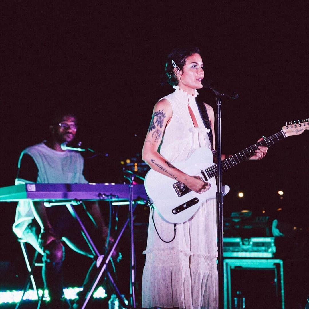 Halseyさんのインスタグラム写真 - (HalseyInstagram)「other night in Nashville with @musicares. Amazing honor. Looking forward to playing more broken down sets this year. 🖤 @donslens」9月20日 12時26分 - iamhalsey