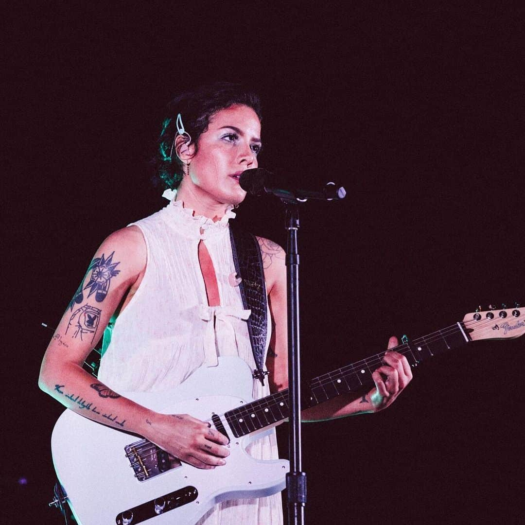 Halseyさんのインスタグラム写真 - (HalseyInstagram)「other night in Nashville with @musicares. Amazing honor. Looking forward to playing more broken down sets this year. 🖤 @donslens」9月20日 12時26分 - iamhalsey