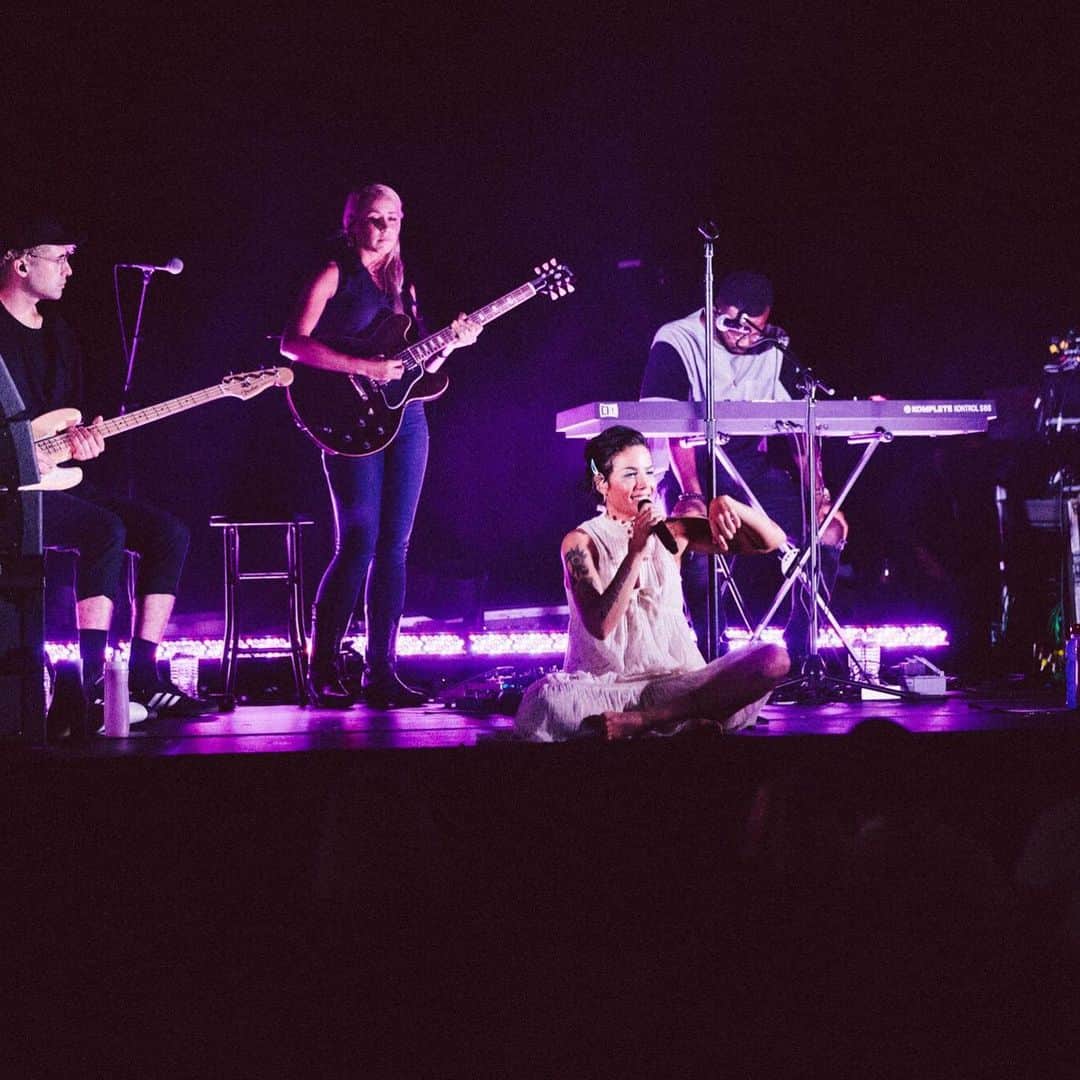 Halseyさんのインスタグラム写真 - (HalseyInstagram)「other night in Nashville with @musicares. Amazing honor. Looking forward to playing more broken down sets this year. 🖤 @donslens」9月20日 12時26分 - iamhalsey