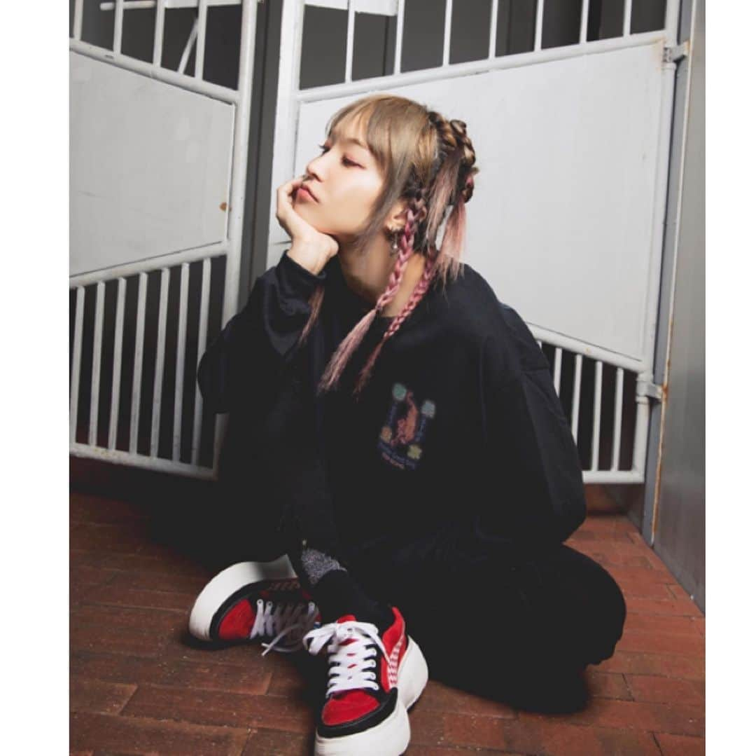 LiSAさんのインスタグラム写真 - (LiSAInstagram)「LiSA×Candy Stripperコラボレーション第2弾でーーすっ\( ¨̮ )/うれしー\( ¨̮ )/ ジップたくさんのスエット👕 #エロいと思ったキミがエロいんだぞっ  サイドにチェッカーズフラッグ柄が入った、赤とブルーのスニーカー👟 今日もいい日だっ。ロンT✌️ の三種類！ぜーんぶ男の子も女の子もお楽しみいただけるようにねりねりしましたっ\( ¨̮ )/ めちゃかわっ\( ¨̮ )/ #Repost @candystripper_official with @get_repost ・・・ ⚡️本日情報解禁⚡️﻿ ﻿ LiSA×Candy Stripper﻿ ﻿ 昨年に続き第2弾!!﻿ 今年もアーティストLiSAとのコラボレーションが実現！﻿ ﻿ 本日9/20(金)より﻿ オフィシャルONLINE STORE「CANDY STORE」とZOZOTOWNで受注スタートいたします。﻿ ﻿ LiSAがデザインにこだわり抜いた、ユニセックスに着こなせる3アイテムをプロフィールからぜひチェックしてみてください💕﻿ ﻿ #candystripper #LiSA #collaboration #candystore」9月20日 12時19分 - xlisa_olivex