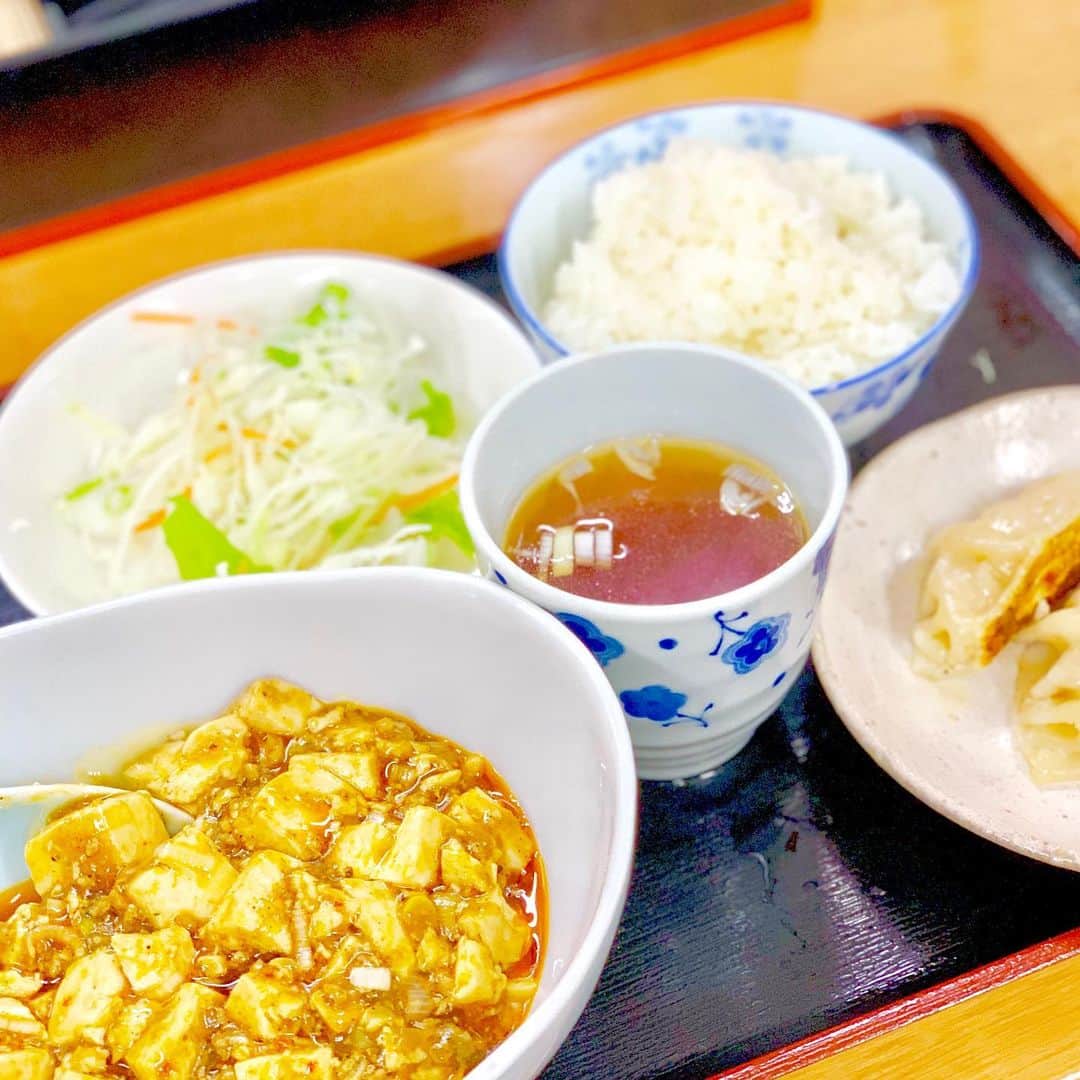 松尾貴史さんのインスタグラム写真 - (松尾貴史Instagram)「#千歳船橋 で再オープンした「 #中華日和 」に再訪。前はディナー、今日は #ランチ で。  開店時間に行くと、もうすでに8人並んでいました。  #麻婆豆腐 のセットをいただきました。味はもちろん、サラダと餃子とスープとご飯が付いて900円税込。  昼夜、賑わい繁盛している様子、それはそうでしょう。 満足満腹です。」9月20日 12時21分 - kitsch.matsuo