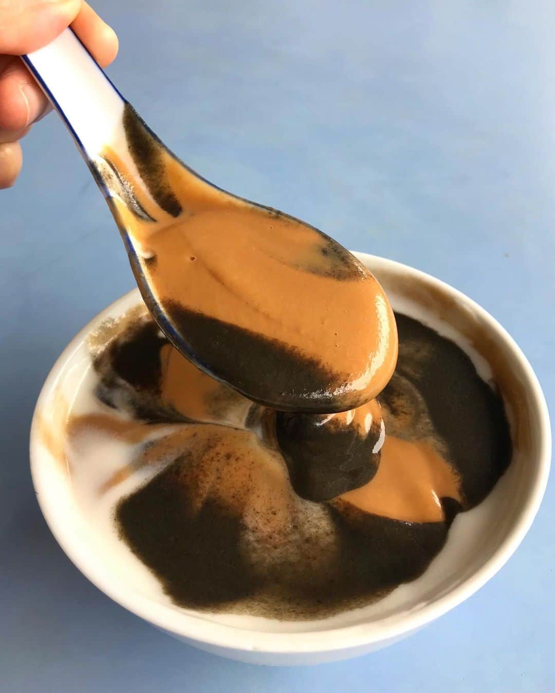 Li Tian の雑貨屋さんのインスタグラム写真 - (Li Tian の雑貨屋Instagram)「Power 4-in-1 ~ Peanut Black Sesame Almond 🍯 Amazingly smooth, creamy yet neither heavy nor gluey. A little on the sweet side but absolutely manageable.  May your weekend ahead be as pretty as this~~ #sgeats #singapore #local #best #delicious #food #igsg #sgig #exploresingapore #eat #sgfoodies #gourmet #yummy #yum #sgfood #foodsg #burpple #desserts #beautifulcuisines #bonappetit #instagood  #eatlocal #hawker #musttry #dessert #delicious #sgigfoodies」9月20日 12時21分 - dairyandcream