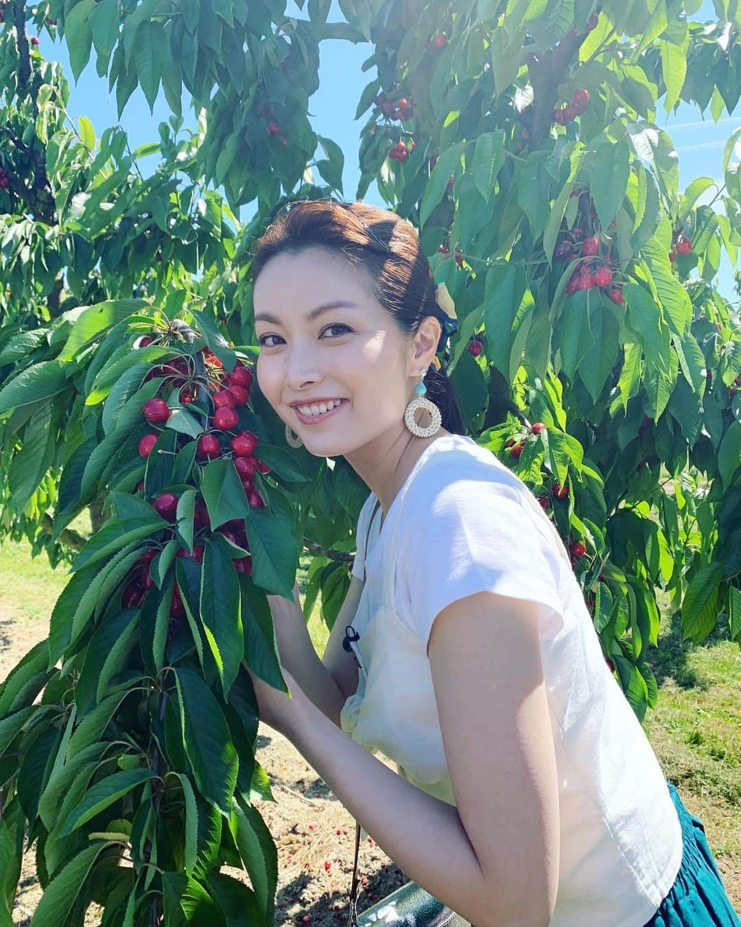 のインスタグラム：「旅するドイツ語のテキストが発売されております！ 30日からスタートする番組と共にテキストをお使いください😊  番組のキーフレーズ以外にも、 撮影裏話や、私の旅日記もあります❣️ 観光本としても読めるくらい 可愛くて、情報も盛りだくさんなのでオススメ😍 ドイツに行きたくなりますよ♡  なかなかフライブルク周辺の観光本って出版社されていないんですよ😭 なので是非手に取ってみてください❗️ #ドイツ語 #gutentag  #番組キャラクターの #モーリー が可愛すぎる。私としては、グッズ販売熱望。 #ふふふ」