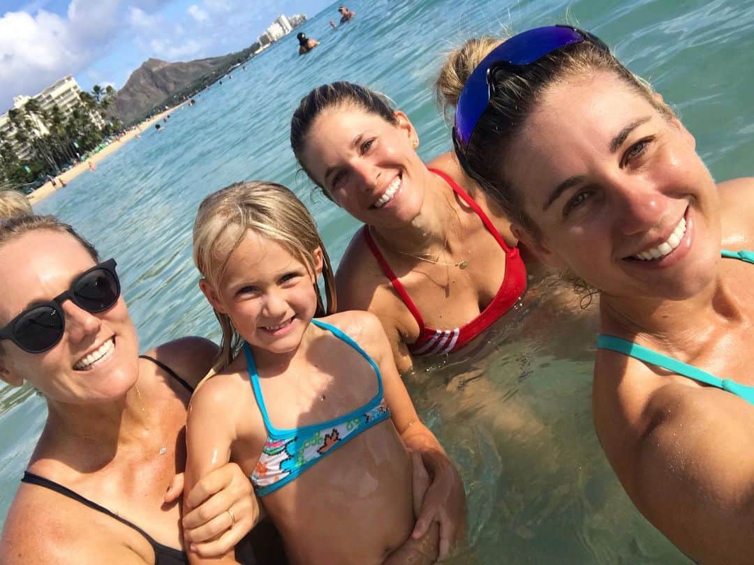 エイプリル・ロスのインスタグラム：「A-Team post practice dip in Hawaii! 🌈  Last tournament of the year starts tomorrow!! If you’re lucky enough to be here 🏝come down and hang out! If not, it’ll be on @amazonprimevideo like always! 📱💻📺」