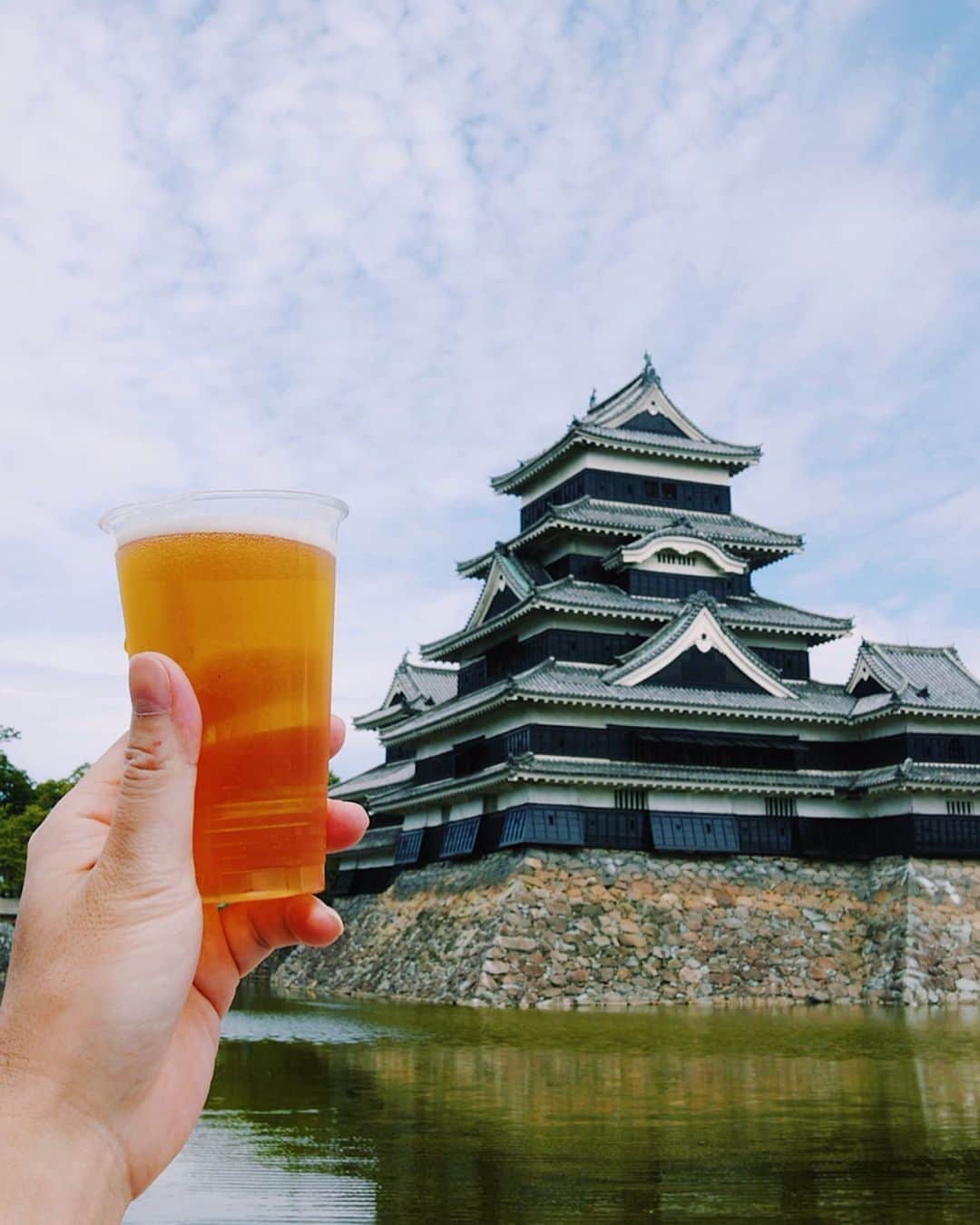 樋口正樹さんのインスタグラム写真 - (樋口正樹Instagram)「Beer & Castle . 松本城でビアフェス🍻 秋晴れで気持ち良い！ ご当地クラフトビア 勢揃いしてて嬉しい。 まずはヤッホーさん、 クラフトザウルスの ペールエールを頂く。 平日の真っ昼間から たいへん申し訳ない。 . クラフトビールフェスティバルin松本は今日から23日まで開催。 . #昼から城呑み #ビアフェス #松本城 #国宝 #現存天守 #城下町へ行こう #craftbeerfestival #craftbeerfestivalinmatsumoto #matsumotocastle #craftbeer #クラフトザウルス #ヤッホーブルーイング #yonayonabeerworks」9月20日 12時32分 - higuccini