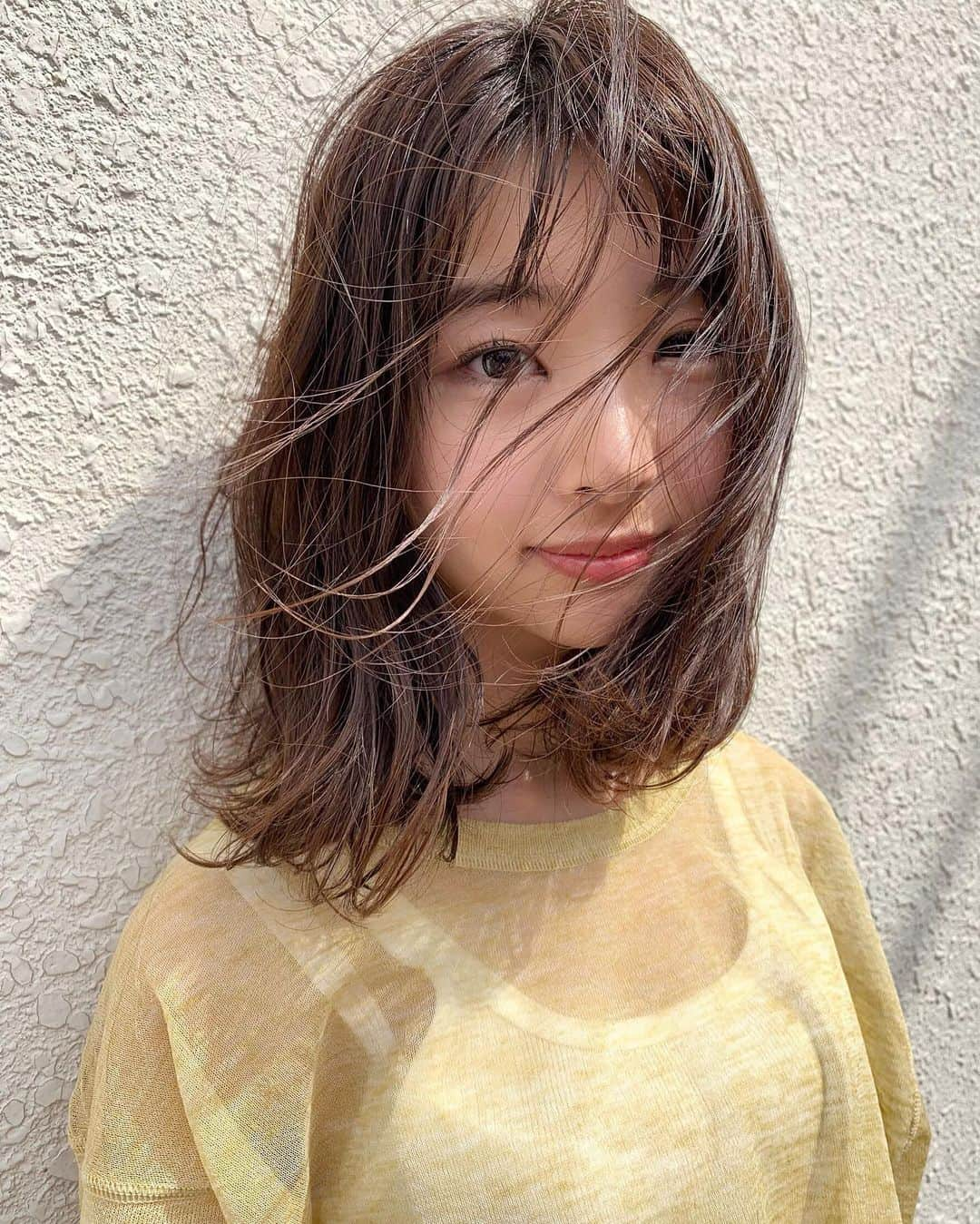 永松野々花のインスタグラム：「写真を撮影していただいたタイミングで強風が🌬笑 ここ数日で一気に涼しくなり秋を感じています☺️早く金木犀の香りに包まれたいなあ🍂」