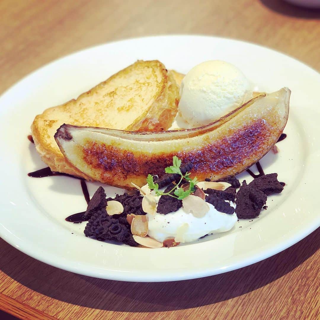 上杉洋史のインスタグラム：「Couldn't stop eating this. #frenchtoast #frydayfood #fridayfeeling #banana」