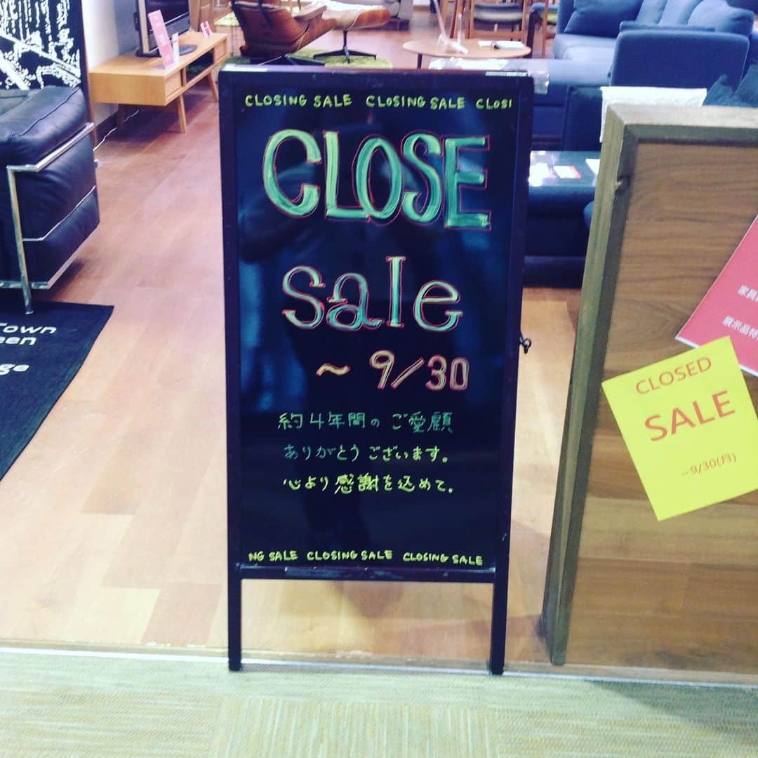 TIMELESS CRAFTのインスタグラム：「・ ・ みなさま、こんにちは😃 タイムレスクラフト　みなとみらい店です🚢 ・ ・ 本日は大事なお知らせがございます。 ・ ・ 9/30(月)をもちまして、タイムレスクラフト みなとみらい店は閉店致します。 4年間の御愛顧、誠にありがとうございました。 ・ ・ それに伴い、店内では展示品特化販売を開催しております‼️ 展示品特化20〜50%OFF‼️ ・ ・ さらに、新品商品に関しても10%OFF‼️ ・ ・ さらにさらに、 ワールドポーターズ では [HAPPY HAPPY キャンペーン]が開催されます‼️ ・ ・ 期間:9/21(土)〜9/23(月・祝) ビブレ系列の店舗で10.000円のお買い物ごとに、ワールドポーターズビブレ店で利用できるビブレお買い物券1.000円をプレゼント✨ ・ ・ ※※※お買い物券の交換には、ワールドポーターズビブレの ラインお友達登録が必要となりますので、ご注意ください※※※ ・ ・ 全商品お得となっております💖  みなさまのご来店、お待ちしております😊 ・ ・ お問い合わせは下記まで↓  タイムレスクラフトみなとみらい店 TEL:045-264-9462 ・ ・ #タイムレスクラフト #timelessclaft  #ワールドポーターズ #インテリア家具  #みなとみらい #横浜 #桜木町 #ソファ #チェア #テーブル #furniture #table  #chair  #ハッピーハッピーキャンペーン  #sale  #セール  #お買い得 #closed」