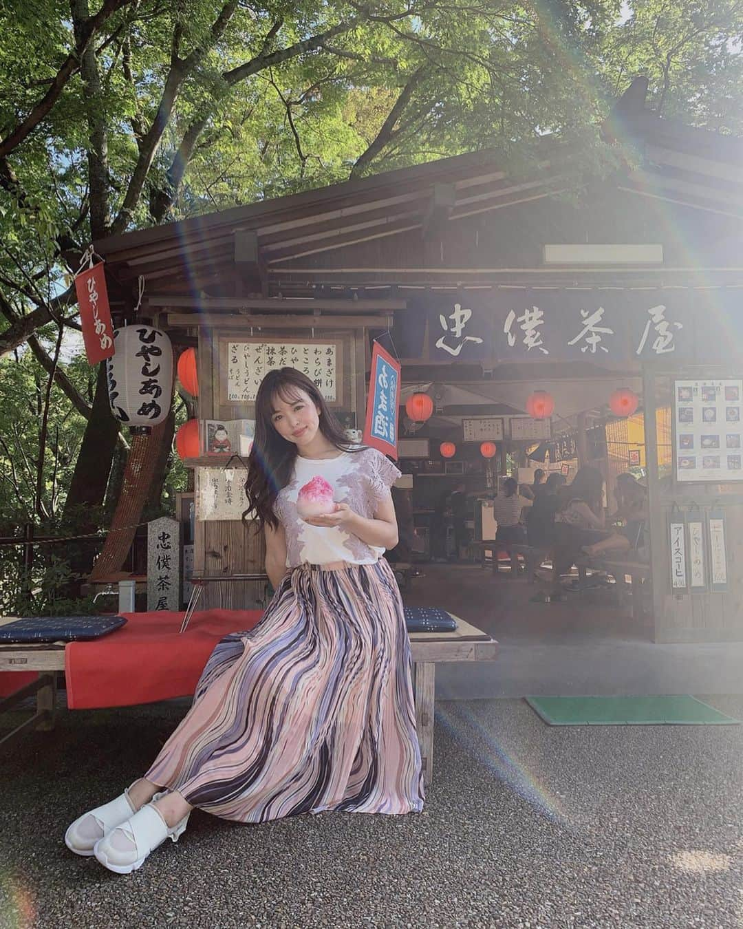 板橋瑠美さんのインスタグラム写真 - (板橋瑠美Instagram)「京都旅行♡﻿ ﻿ ﻿ 夏に白浜へ旅行行ったメンバーで﻿ 京都旅行♡﻿ ﻿ 仕事じゃなく旅行で行ったのは8年ぶり💓﻿ ﻿ ﻿ 娘もその時は小さくて京都の楽しさを知らなかったけどꉂ笑꒱﻿ ﻿ ﻿ 今回は歴史とかで出てくる、﻿ 由緒ある日本の歴史的建物を見せることができたし﻿ みんなでパラスポ観光できて﻿ 更にHappyになれる旅行でした♡﻿ ﻿ ﻿ 清水寺の甘味処で撮った写真は🌈に二本囲まれていました♡﻿ えりかちゃんに聞いてすぐストーリーに載せたけどいい事だったので、もうルンルンでしかありません♡﻿ ﻿ 「よく頑張りました！」って言ってます！って報告がすごい嬉しい😂♡﻿ 頑張ってきてよかったー♡﻿ ﻿ ﻿ そして御朱印集めが趣味の一つなので﻿ たくさん集められて嬉しかったなぁ💓﻿ ﻿ ﻿ この日はめっちゃ暑かったー！！ この日のootdは写真1枚目✨✨ 涼しくて柄が可愛い楽チンなスカートは﻿  @duras_official ﻿ ライダースに合わせたりしても可愛いなぁ♡﻿ ﻿ ﻿ また京都行きたいな💓 ・ ・ ・ ・ #京都 #京都旅行 #duras」9月20日 12時38分 - rumi_official_0616