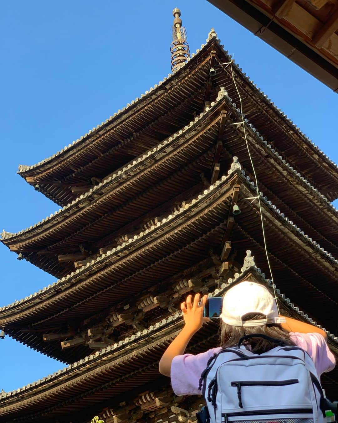 板橋瑠美さんのインスタグラム写真 - (板橋瑠美Instagram)「京都旅行♡﻿ ﻿ ﻿ 夏に白浜へ旅行行ったメンバーで﻿ 京都旅行♡﻿ ﻿ 仕事じゃなく旅行で行ったのは8年ぶり💓﻿ ﻿ ﻿ 娘もその時は小さくて京都の楽しさを知らなかったけどꉂ笑꒱﻿ ﻿ ﻿ 今回は歴史とかで出てくる、﻿ 由緒ある日本の歴史的建物を見せることができたし﻿ みんなでパラスポ観光できて﻿ 更にHappyになれる旅行でした♡﻿ ﻿ ﻿ 清水寺の甘味処で撮った写真は🌈に二本囲まれていました♡﻿ えりかちゃんに聞いてすぐストーリーに載せたけどいい事だったので、もうルンルンでしかありません♡﻿ ﻿ 「よく頑張りました！」って言ってます！って報告がすごい嬉しい😂♡﻿ 頑張ってきてよかったー♡﻿ ﻿ ﻿ そして御朱印集めが趣味の一つなので﻿ たくさん集められて嬉しかったなぁ💓﻿ ﻿ ﻿ この日はめっちゃ暑かったー！！ この日のootdは写真1枚目✨✨ 涼しくて柄が可愛い楽チンなスカートは﻿  @duras_official ﻿ ライダースに合わせたりしても可愛いなぁ♡﻿ ﻿ ﻿ また京都行きたいな💓 ・ ・ ・ ・ #京都 #京都旅行 #duras」9月20日 12時38分 - rumi_official_0616