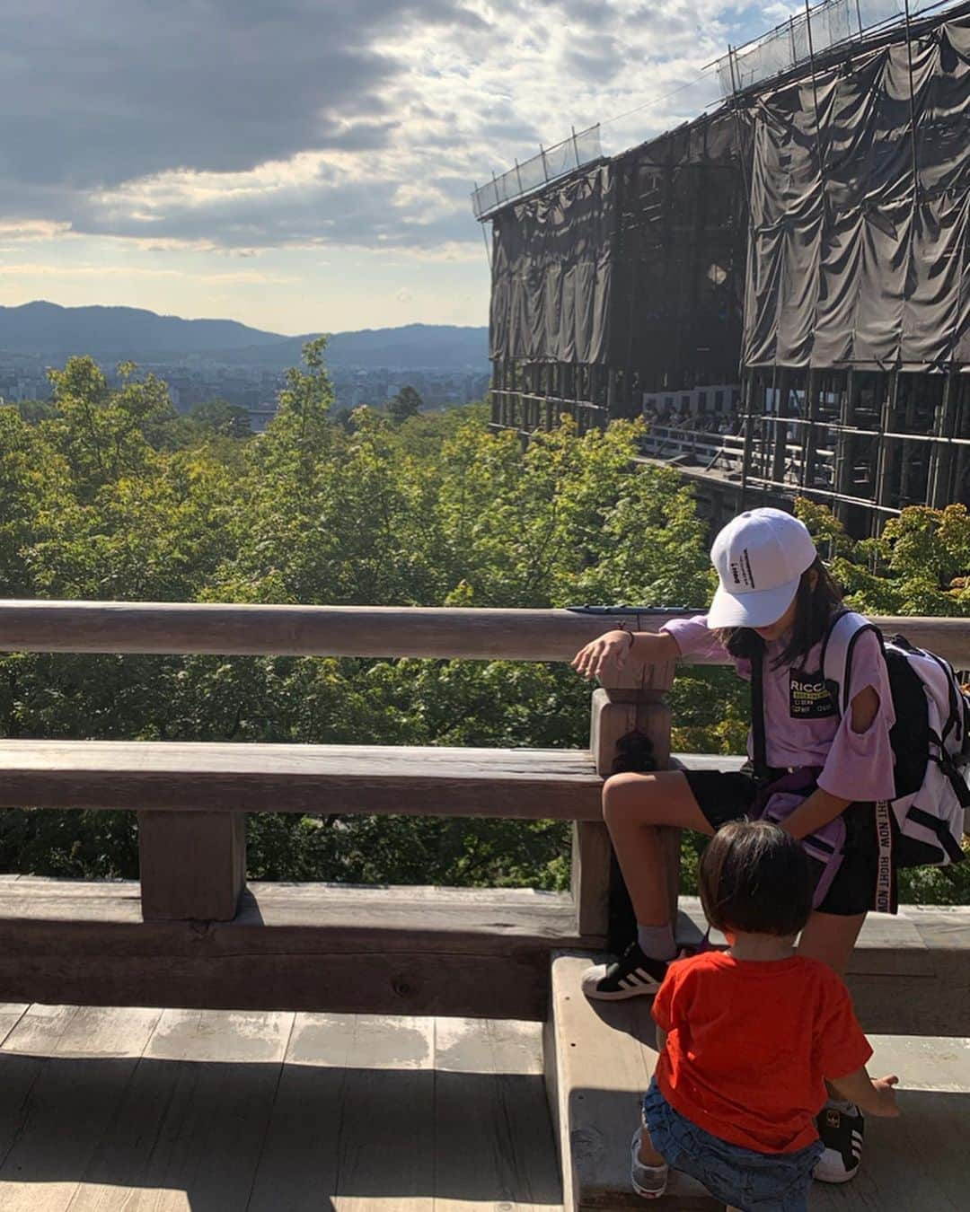 板橋瑠美さんのインスタグラム写真 - (板橋瑠美Instagram)「京都旅行♡﻿ ﻿ ﻿ 夏に白浜へ旅行行ったメンバーで﻿ 京都旅行♡﻿ ﻿ 仕事じゃなく旅行で行ったのは8年ぶり💓﻿ ﻿ ﻿ 娘もその時は小さくて京都の楽しさを知らなかったけどꉂ笑꒱﻿ ﻿ ﻿ 今回は歴史とかで出てくる、﻿ 由緒ある日本の歴史的建物を見せることができたし﻿ みんなでパラスポ観光できて﻿ 更にHappyになれる旅行でした♡﻿ ﻿ ﻿ 清水寺の甘味処で撮った写真は🌈に二本囲まれていました♡﻿ えりかちゃんに聞いてすぐストーリーに載せたけどいい事だったので、もうルンルンでしかありません♡﻿ ﻿ 「よく頑張りました！」って言ってます！って報告がすごい嬉しい😂♡﻿ 頑張ってきてよかったー♡﻿ ﻿ ﻿ そして御朱印集めが趣味の一つなので﻿ たくさん集められて嬉しかったなぁ💓﻿ ﻿ ﻿ この日はめっちゃ暑かったー！！ この日のootdは写真1枚目✨✨ 涼しくて柄が可愛い楽チンなスカートは﻿  @duras_official ﻿ ライダースに合わせたりしても可愛いなぁ♡﻿ ﻿ ﻿ また京都行きたいな💓 ・ ・ ・ ・ #京都 #京都旅行 #duras」9月20日 12時38分 - rumi_official_0616