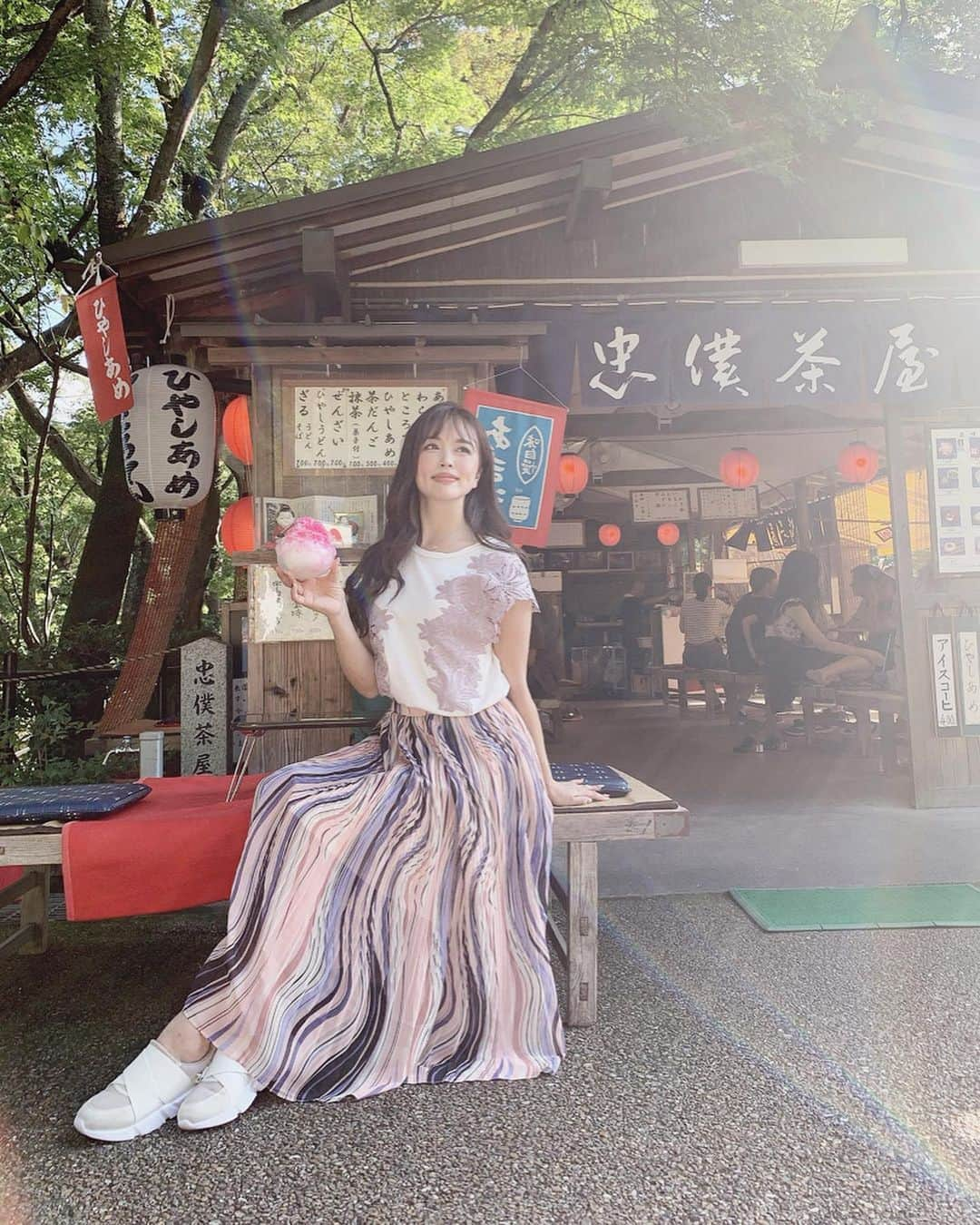 板橋瑠美さんのインスタグラム写真 - (板橋瑠美Instagram)「京都旅行♡﻿ ﻿ ﻿ 夏に白浜へ旅行行ったメンバーで﻿ 京都旅行♡﻿ ﻿ 仕事じゃなく旅行で行ったのは8年ぶり💓﻿ ﻿ ﻿ 娘もその時は小さくて京都の楽しさを知らなかったけどꉂ笑꒱﻿ ﻿ ﻿ 今回は歴史とかで出てくる、﻿ 由緒ある日本の歴史的建物を見せることができたし﻿ みんなでパラスポ観光できて﻿ 更にHappyになれる旅行でした♡﻿ ﻿ ﻿ 清水寺の甘味処で撮った写真は🌈に二本囲まれていました♡﻿ えりかちゃんに聞いてすぐストーリーに載せたけどいい事だったので、もうルンルンでしかありません♡﻿ ﻿ 「よく頑張りました！」って言ってます！って報告がすごい嬉しい😂♡﻿ 頑張ってきてよかったー♡﻿ ﻿ ﻿ そして御朱印集めが趣味の一つなので﻿ たくさん集められて嬉しかったなぁ💓﻿ ﻿ ﻿ この日はめっちゃ暑かったー！！ この日のootdは写真1枚目✨✨ 涼しくて柄が可愛い楽チンなスカートは﻿  @duras_official ﻿ ライダースに合わせたりしても可愛いなぁ♡﻿ ﻿ ﻿ また京都行きたいな💓 ・ ・ ・ ・ #京都 #京都旅行 #duras」9月20日 12時38分 - rumi_official_0616