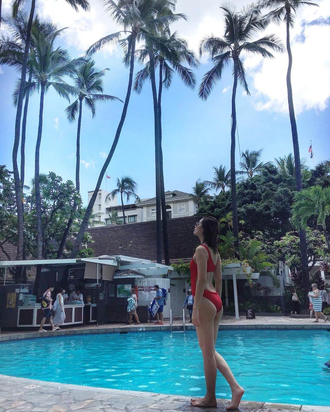 谷川りさこさんのインスタグラム写真 - (谷川りさこInstagram)「二週間ぶりのハワイへw #hawaii #waikiki #Honolulu#pool #やっぱりハワイは最高」9月20日 12時39分 - risakoko