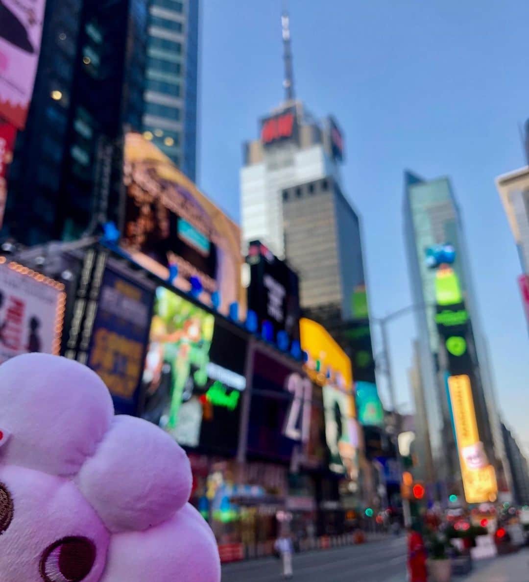 のインスタグラム：「【KUMO-chan World Tour】 欧州ツアーを終えた KUMO ちゃんは、心を躍らせニューヨークに!  まずは憧れのタイムズスクエアへ☆ ニューヨークの夜を満喫した後は、マンダリン オリエンタル ニューヨーク  @mo_newyork のお部屋でぐっすり。 次の日には、ブロードウェイで「キングコング」を鑑賞し、ホテルのバー「エイビアリーNYC」でセントラルパークを眺めながらカクテルを愉しみました🍸  After the trip to Europe, KUMO-chan arrived at New York City. After KUMO-chan enjoyed the first visit to Times Square, KUMO-chan had a deep sleep in a luxurious room at Mandarin Oriental, New York @mo_newyork . The next day, KUMO-chan watched “King Kong” on Broadway and enjoyed a cocktail at The Aviary NYC while viewing the beautiful scenery of Central Park. ________________ #mandarinorientaltokyo #MOtokyo#ImAfan #マンダリンオリエンタル東京 #マンダリンオリエンタル #MandarinOriental #マンダリンオリエンルニューヨーク #mandarinorientalnewyork #MOnewyork #KUMO #ラグジュアリーホテル #luxuryhotel #cute #kawaii #かわいい #KUMOchan #KUMOちゃん #travel #旅好き #ニューヨーク #NewYork #TheAviaryNYC  #TimesSquare #タイムズスクエア #broadway #ブロードウェイ #kingkong #キングコング #centralpark #セントラルパーク」