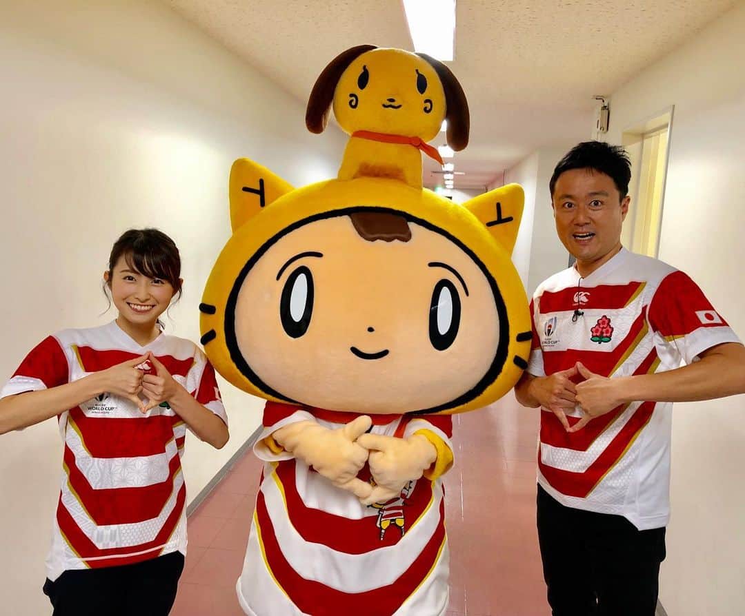 本野大輔のインスタグラム：「ラグビーワールドカップ開幕！ ytv応援サポーター、佐藤佳奈アナとシノビーとの写真です。 すまたんでは、解説の大畑大介さんともご一緒させて頂きました。番組MC野村アナ、虎谷アナとの写真です。  開幕戦はロシア！ １８時２５分から読売テレビでは開会式、開幕戦をお伝えします。 #ラグビーワールドカップ2019 #ラグビー #読売テレビ #ytv #アナウンサー #野村明大 ##本野大輔 #虎谷温子 #佐藤佳奈 #シノビー」