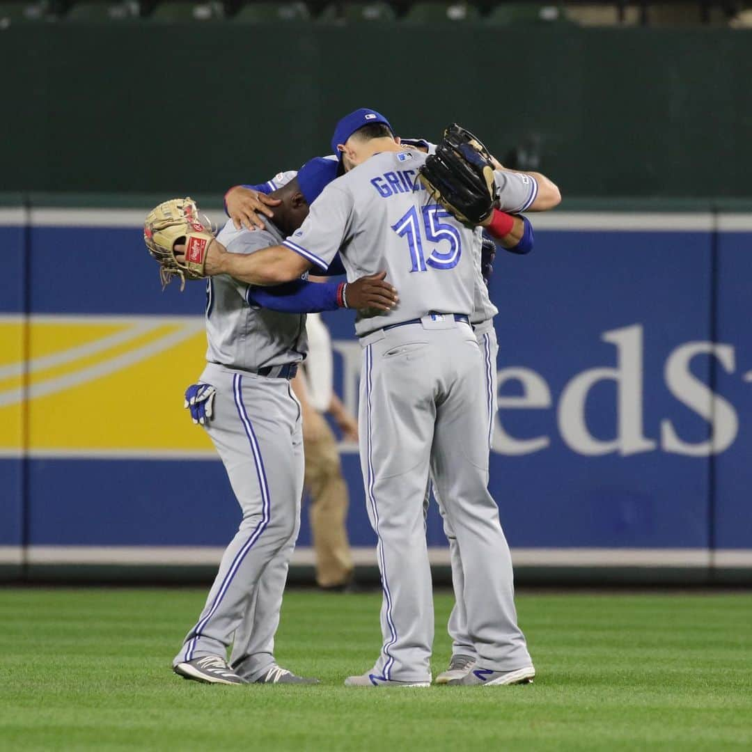 トロント・ブルージェイズさんのインスタグラム写真 - (トロント・ブルージェイズInstagram)「How sWWWeep it is! Send us your 🧹 emojis! #BlueJaysWin」9月20日 12時48分 - bluejays