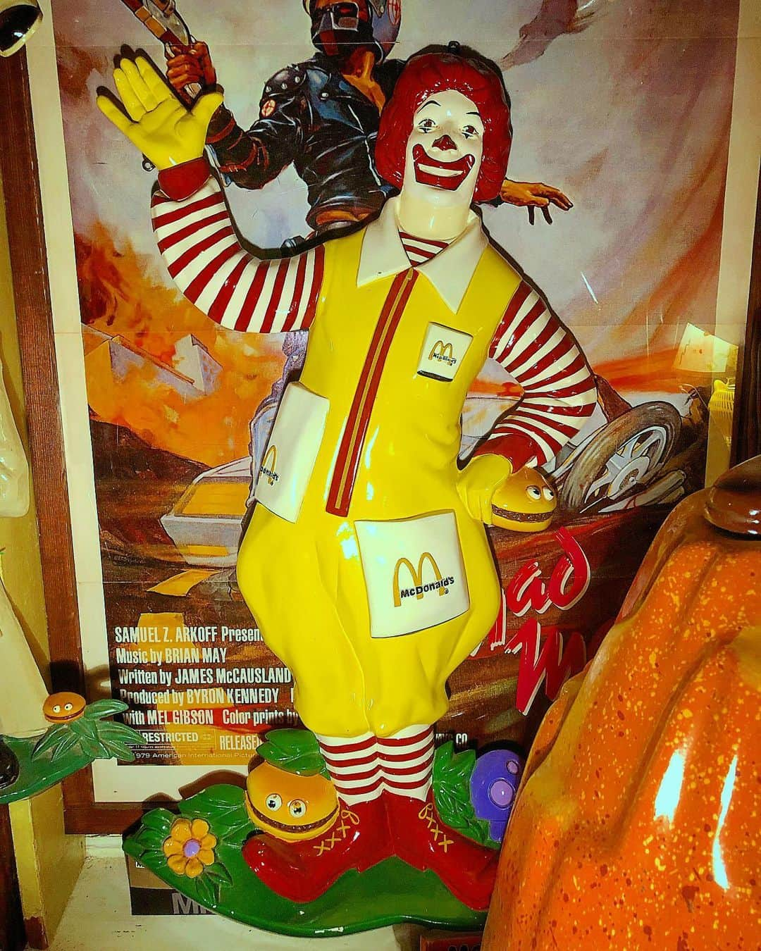 大川知英のインスタグラム：「70's Mcdonalds the Ronald McDonald Wall Display Sign 🇺🇸🍔 ロナルドをGetyou👉 次のWANTEDはグリマス..君だ👨🏽‍✈️🚬 #mcdonalds #ronaldmcdonald #walldisplay  #sign#70s#vintage#アメトイキャプテン #壁がなく立てかけ#次はグリマス君だ #amecajiboys #takatsubase #アメトイ部」