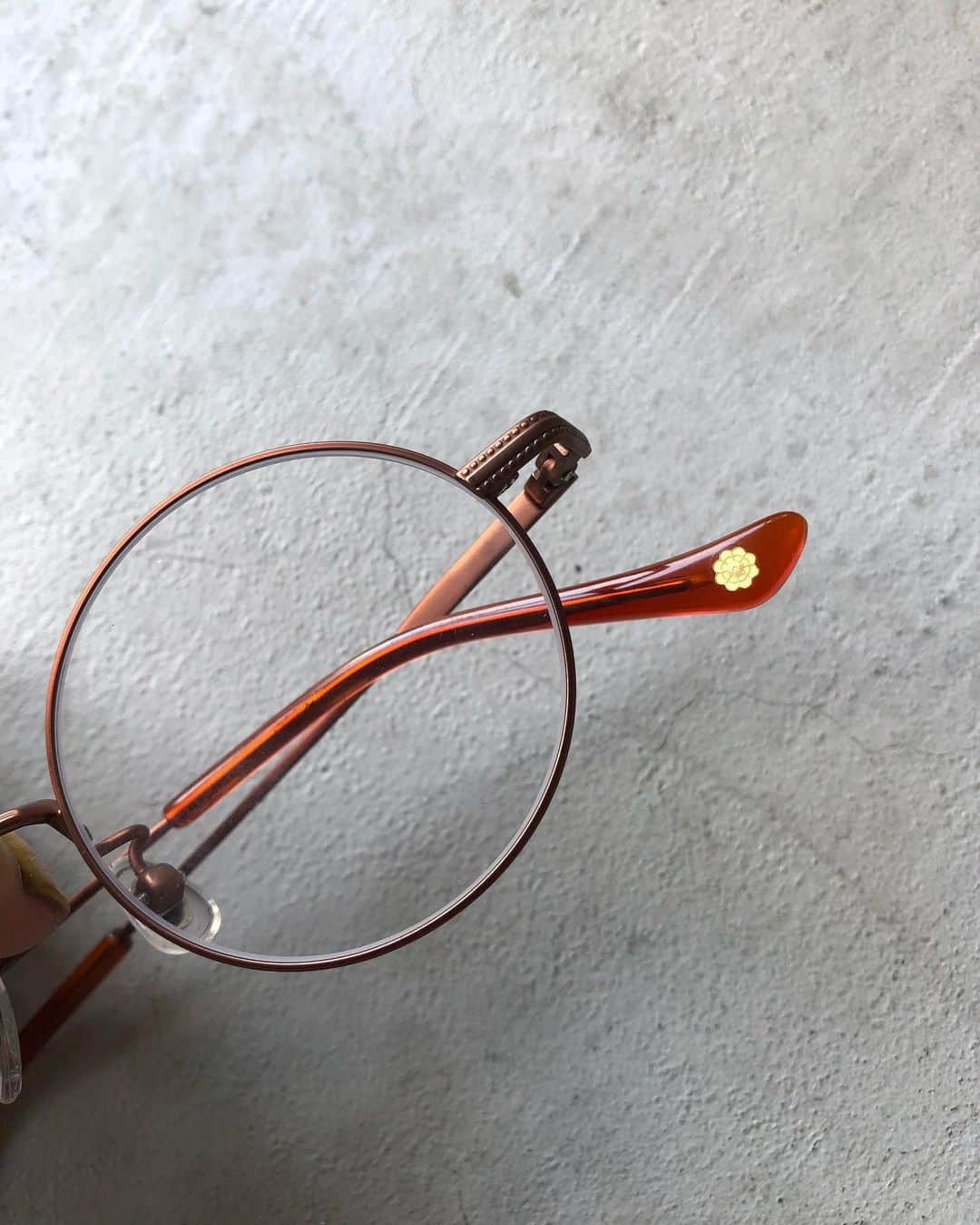 柴田紗希さんのインスタグラム写真 - (柴田紗希Instagram)「本日11時〜zoffコラボ♡ 先行予約スタートしました！ そして今日21時〜 @liveshop.jp で全国初！ 先行発売します！！！ デザイン眼鏡について熱く語らせて頂きます🙏🏻 見に来てね☺️ こちらの眼鏡はメタルバージョン。 カラーやマット素材、アンティーク調に とてもこだわっておりますよ♡ #zoff #ゾフガルコレ @zoff_eyewear #写真でかけてるのはピンクゴールド」9月20日 12時51分 - shibasaaki