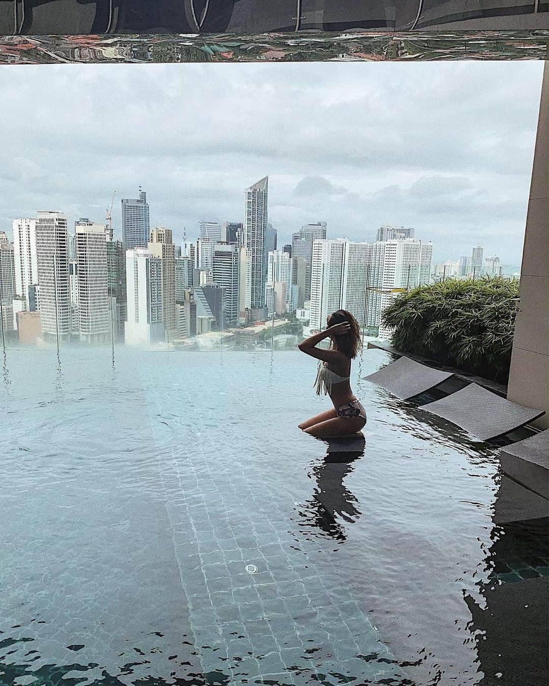 Airi Shibuyaのインスタグラム：「Infinity pool ∞ . #gramercyresidences#manila#makati#マニラ#インフィニティプール」