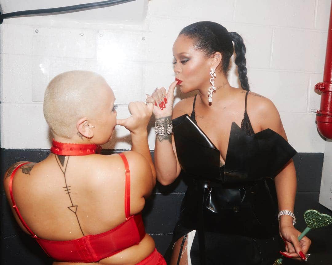 リアーナのインスタグラム：「y’all are literally bout to witness why this woman right here is my spirit animal! God gifted genius!! 😽💪🏿 love you @parrisgoebel  #SAVAGEXFENTYSHOW @savagexfenty @amazonprimevideo」