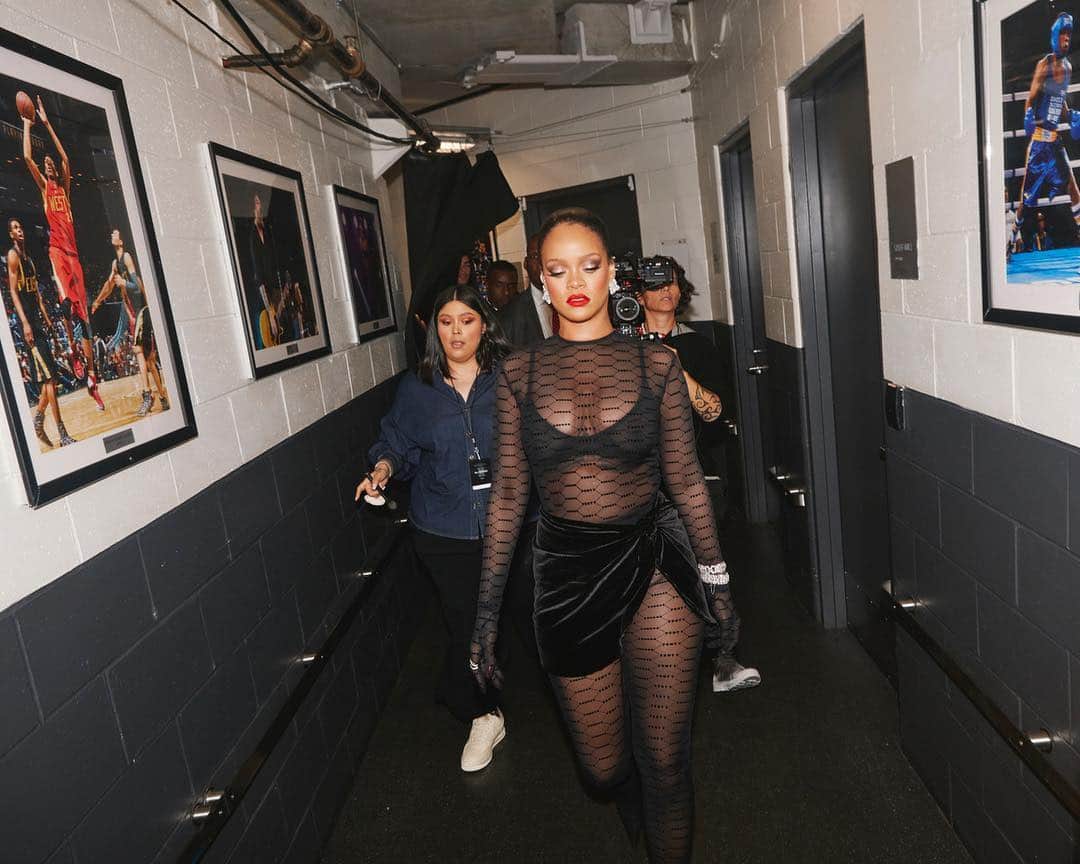 リアーナのインスタグラム：「It’s SHOWTIME!!! Let’s go!!! #SAVAGEXFENTYSHOW on @amazonprimevideo is going LIVE right now!!!!」