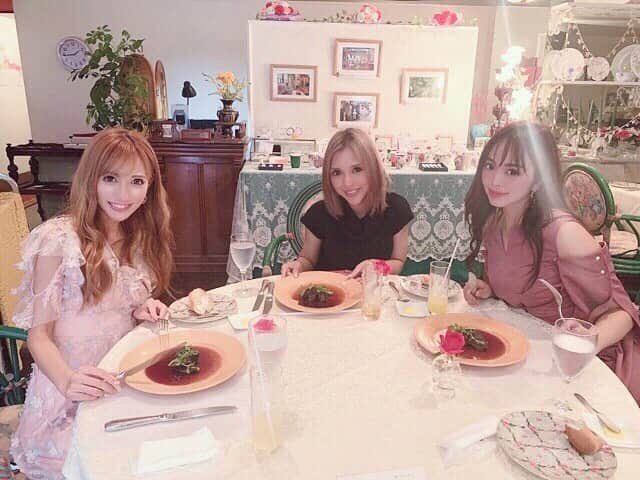 寿リリカさんのインスタグラム写真 - (寿リリカInstagram)「♡ 公開グータンヌーボ📺からのリアルグータンヌーボ会🍽❤️❤️❤️ ♡ 美人ママのルミマリカちゃん💕💕 ♡ ルミたんがリリカの声マネをいぢいぢしてくれた😍💓笑 ♡ それに笑うマリカたんの笑顔もいっぱい見れて幸せ気分💕💕 ♡ #ママ友 #ママ友ランチ #ママモデル会 #ランチ #lunch #mama」9月20日 12時59分 - ririkakotobuki