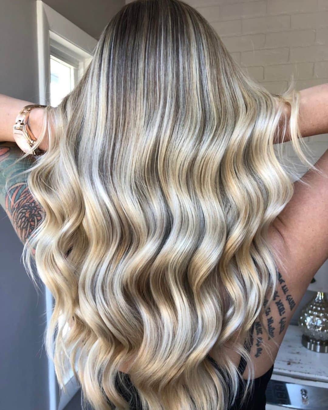 ティーガン・プレスリーのインスタグラム：「Over here looking like a fake photoshopped #ig hair photo... Wait... No that’s actually my hair.  Blonde Barbie Doll Hair courtesy of @jessdeehair  Thank you for livening up my hair while my life force is being stolen from this baby.  #teaganpresley #blonde #beachwaves #newhair #blondehair #hairstyles #haircolor #hairgoals #preggo #pregnancy #babymama」