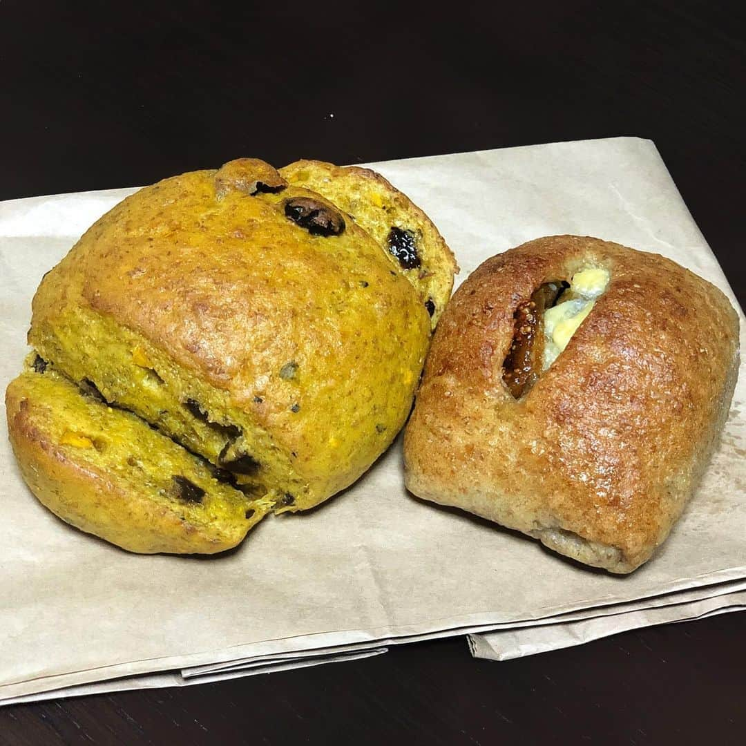 Ayuminさんのインスタグラム写真 - (AyuminInstagram)「🥖ベッカライフジムラ🥖 美濃加茂のお洒落すぎる大人気ベーカリー #ベッカライフジムラ さん🥐🥖🍞 ドイツパン中心に美味しいパンが沢山👏👏 . 外観も店内も本当にお洒落すぎた🥺💓 ランチ食べて美味しいパンもテイクアウト🍞 . ランチはバケットサンドとバーガーランチ🍔 もう美味しいのはもちろんなんだけど お皿も盛り付けも全てがお洒落なの🥺❣️ センスの塊すぎて全てがツボ！！大絶賛🤩笑 . . 【テイクアウトしたパン】 ☑️クリームパン (注文してから中に冷えたクリーム入れて頂けるのでデニッシュのサクサクそのまま！) ☑️キュルビス(カボチャとレーズン) ☑️いちじくチョコ (ドライいちじくとホワイトチョコの相性◎) . 私のお気に入りパン屋リストの1位に 見事君臨致しました👏🥺❤️笑 @backereifujimura . . スタバクイーン👸🏼メインアカウント ➡︎ @ayumin0220stb * * #岐阜モーニング#岐阜グルメ#岐阜カフェ#岐阜ランチ#美濃加茂カフェ#美濃加茂ランチ#美濃加茂ベーカリー#美濃加茂モーニング#美濃加茂パン屋 #インスタグルメアワード2019#あいなご#ナゴレコ#グルメライター」9月20日 13時10分 - ayumin0220