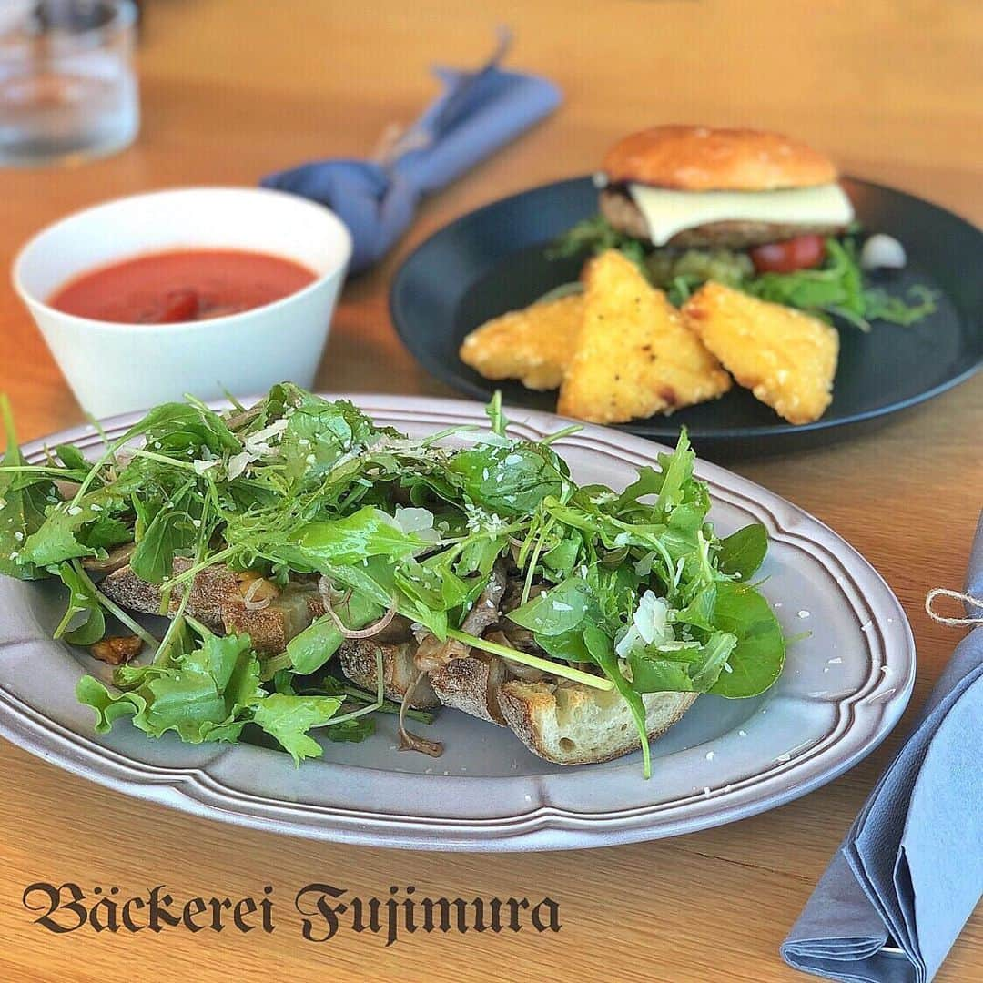 Ayuminさんのインスタグラム写真 - (AyuminInstagram)「🥖ベッカライフジムラ🥖 美濃加茂のお洒落すぎる大人気ベーカリー #ベッカライフジムラ さん🥐🥖🍞 ドイツパン中心に美味しいパンが沢山👏👏 . 外観も店内も本当にお洒落すぎた🥺💓 ランチ食べて美味しいパンもテイクアウト🍞 . ランチはバケットサンドとバーガーランチ🍔 もう美味しいのはもちろんなんだけど お皿も盛り付けも全てがお洒落なの🥺❣️ センスの塊すぎて全てがツボ！！大絶賛🤩笑 . . 【テイクアウトしたパン】 ☑️クリームパン (注文してから中に冷えたクリーム入れて頂けるのでデニッシュのサクサクそのまま！) ☑️キュルビス(カボチャとレーズン) ☑️いちじくチョコ (ドライいちじくとホワイトチョコの相性◎) . 私のお気に入りパン屋リストの1位に 見事君臨致しました👏🥺❤️笑 @backereifujimura . . スタバクイーン👸🏼メインアカウント ➡︎ @ayumin0220stb * * #岐阜モーニング#岐阜グルメ#岐阜カフェ#岐阜ランチ#美濃加茂カフェ#美濃加茂ランチ#美濃加茂ベーカリー#美濃加茂モーニング#美濃加茂パン屋 #インスタグルメアワード2019#あいなご#ナゴレコ#グルメライター」9月20日 13時10分 - ayumin0220