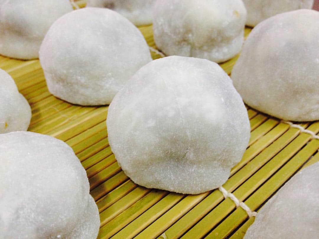 のインスタグラム：「Good afternoon, guys!  We are open again in Saturday Organic Market this week. This is our menu. Check it out! •Matcha warabi mochi •Bali sunset •New wave •Cream cheese daifuku (special offer) •New energy •Baby cheek •Sencha tea pack •Houjicha tea pack  If you want to make an order please call or Whatsapp 0819 9997 3272. Thank you! #toiro_wagashi #creamcheese #daifuku #mochi #redbeans #japanese #cake #sweets」