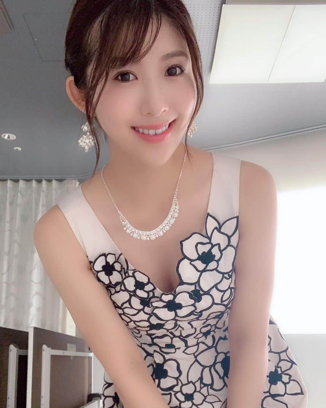のインスタグラム：「私事で恐縮ですが、今日で30歳になりました🎂✨ 先日ふと小学校の卒業アルバムを見返したら 将来の夢はなんと、、、公務員。この20年で何があったのでしょうね〜😳自分でも分かりません💗笑 20代はたくさん泣いて笑って。たくさん成長できたかな😊 ・ 周りの皆様いつも本当にありがとうございます✨ 感謝の気持ちを忘れずに30歳も私らしく前向きに、色々とチャレンジしていきたいです🌸 これからもずっとよろしくお願いします🐰💗 #誕生日 #いつもありがとう #30歳になりました」