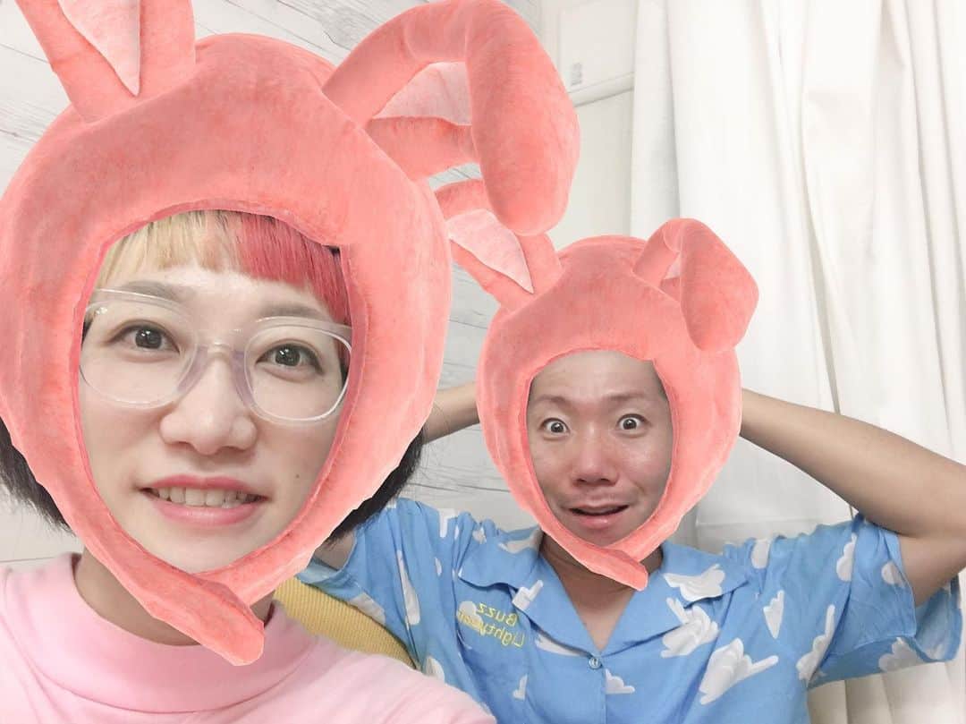 松浦志穂のインスタグラム：「さすちゃんとあいすけ。 ・ #プリっとchannel  #さすちゃんとはたこ焼きしながらあなたの番です最終回を共に見ました #あいすけとは焼き鳥とたこ焼きを食べました #たこ焼きは2週間に一度は食べたくなるのかもしれません」