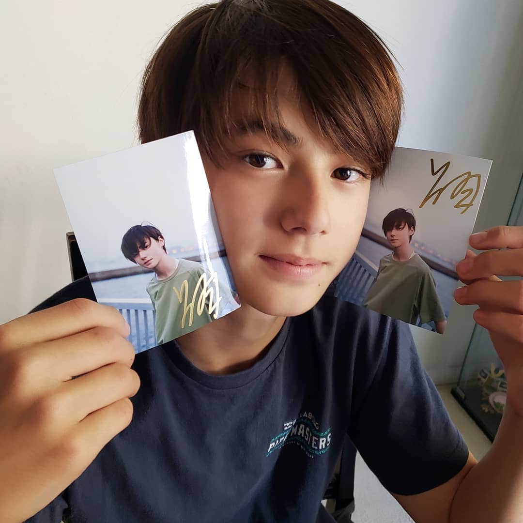 のインスタグラム：「Look at this😗 カレンダーの写真にサイン書きました😆 * * #翔 #2020 #カレンダー #サイン #7種類 #皆さんチェックしてみてください」