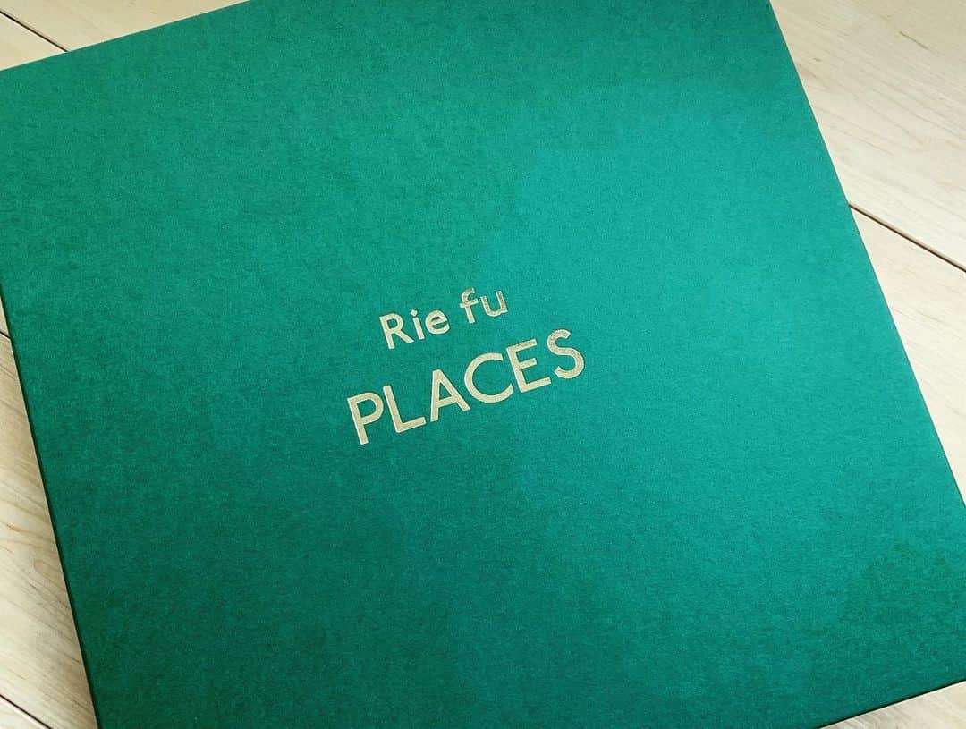 Rie fuさんのインスタグラム写真 - (Rie fuInstagram)「アルバムのボックスセットが完成！！今週末からのライブで、50個限定で販売します！#riefu #places #album #box #set #merchandise」9月20日 13時25分 - riefuofficial