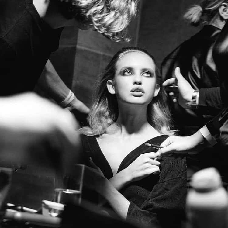 のインスタグラム：「9月16日にロンドンで行われた「ジュリアン マクドナルド（JULIEN MACDONALD）」の2020年春夏プレタポルテコレクションにおいて、メイクアップアーティスト、ウェンディー・ロウ(@wendyrowe)が手掛けたメイクアップ情報をお届けします。﻿ ﻿ ◆使用アイテム﻿ マスキュレイト マッサージ＆マスククリーム﻿ モイスチャー リペア エッセンス N﻿ モイスチャー ハイドロ ローション﻿ モイスチャー セラム クリーム﻿ リップ コンセントレイト バーム﻿ ピュア カラー ブラッシュ 11 華煤 -HANASUSU﻿ デザイニング カラー アイズ 01 優芍薬 -YUUSHAKUYAKU / 06 宵紅 -YOIBENI﻿ ジェル アイライナー ペンシル﻿ アイラッシュ マスカラ﻿ モイスチャー リッチ リップスティック 01 夕奏 -YUUKANADE﻿ ﻿ #Repost @suqqu_uk_official ***﻿ ﻿ Beautiful photograph by @carolinehajny from #backstage @julienmacdonald makeup by @wendyrowe @carenagency @weareproject.x We #suqqu had the great pleasure to be part of the striking show as a makeup sponsor!﻿ Repost from @wendyrowe﻿ ****﻿ ****﻿ ****﻿ Backstage @julienmacdonald 🖤 . . . Photo @carolinehajny #stylist @karlplewka #hair @kenpaves using @unite_hair﻿ #wendyrowemakeup Using @suqqu_uk_official and @spectrumcollections」