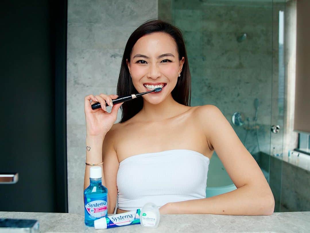 ソニアのインスタグラム：「No matter how tired I am, I never ever neglect brushing my teeth! Having a healthy, bright smile is so important, so we should never forget our dental hygiene. . This is why I don't leave the house without my Systema Sonic Brilliant Black toothbrush! It is a bonus that it runs on a single battery! . This weekend, bring any battery-powered toothbrush to exchange it for a new Systema Sonic Brilliant Black Toothbrush*! Meet the charming @elvinngchoonsiong and get to win attractive prizes at Watsons (Takashimaya) on 21 Sept (4-6pm) and FairPrice Xtra (Nex Shopping Mall) on 22 Sept (1-3pm). . Visit bitly.com/SystemaSonicBrilliantBlack_Event for more details. *Limited to 100 sets and 1 redemption per person. While stocks last. #SystemaLion #SonicBrilliantBlack」